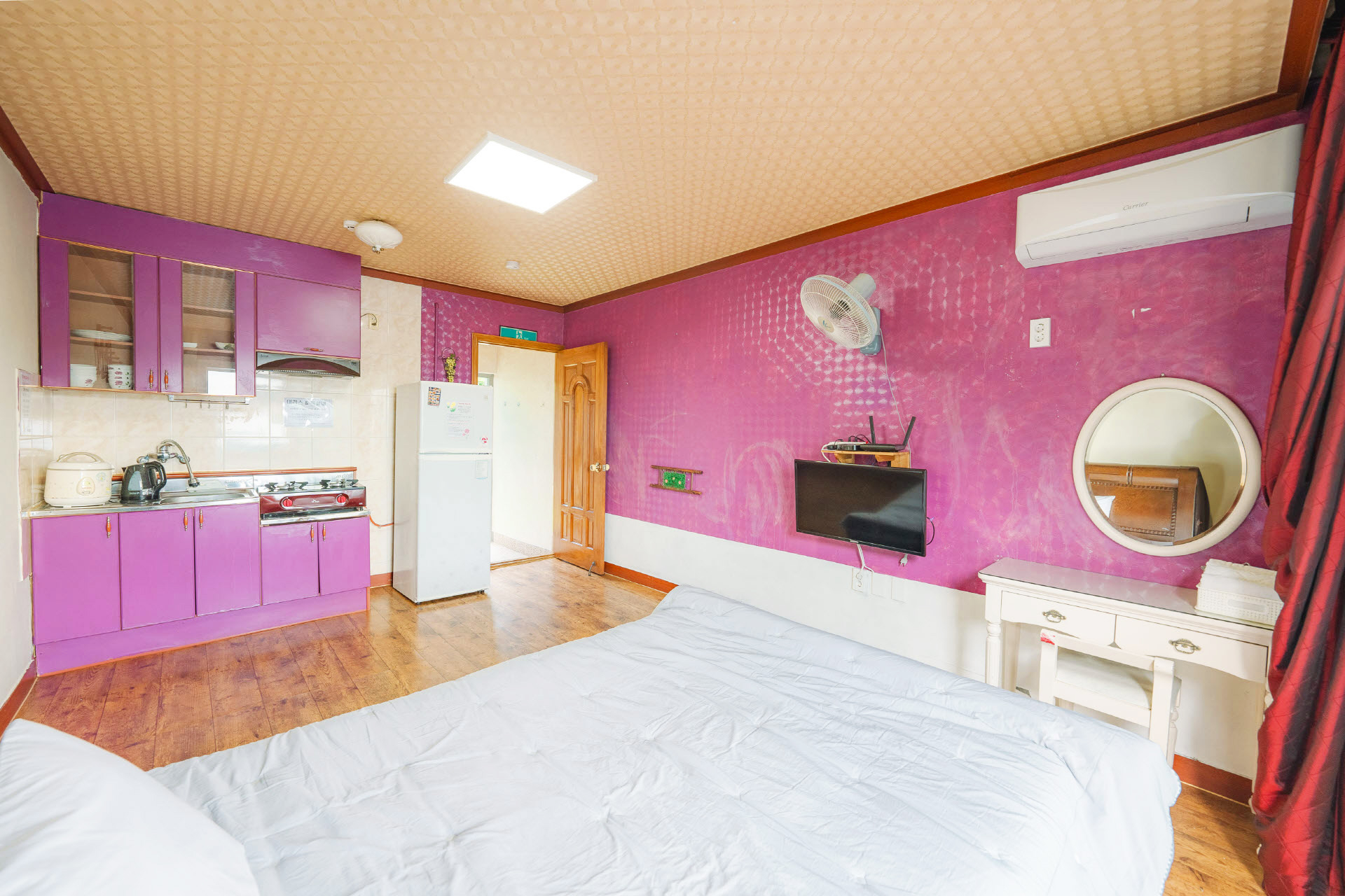 room detail thumbnail 2