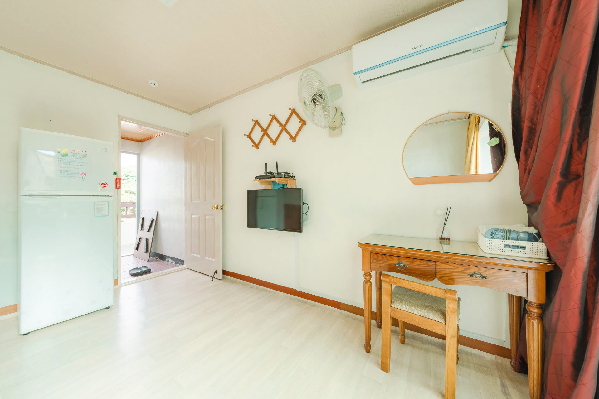 room detail thumbnail 2