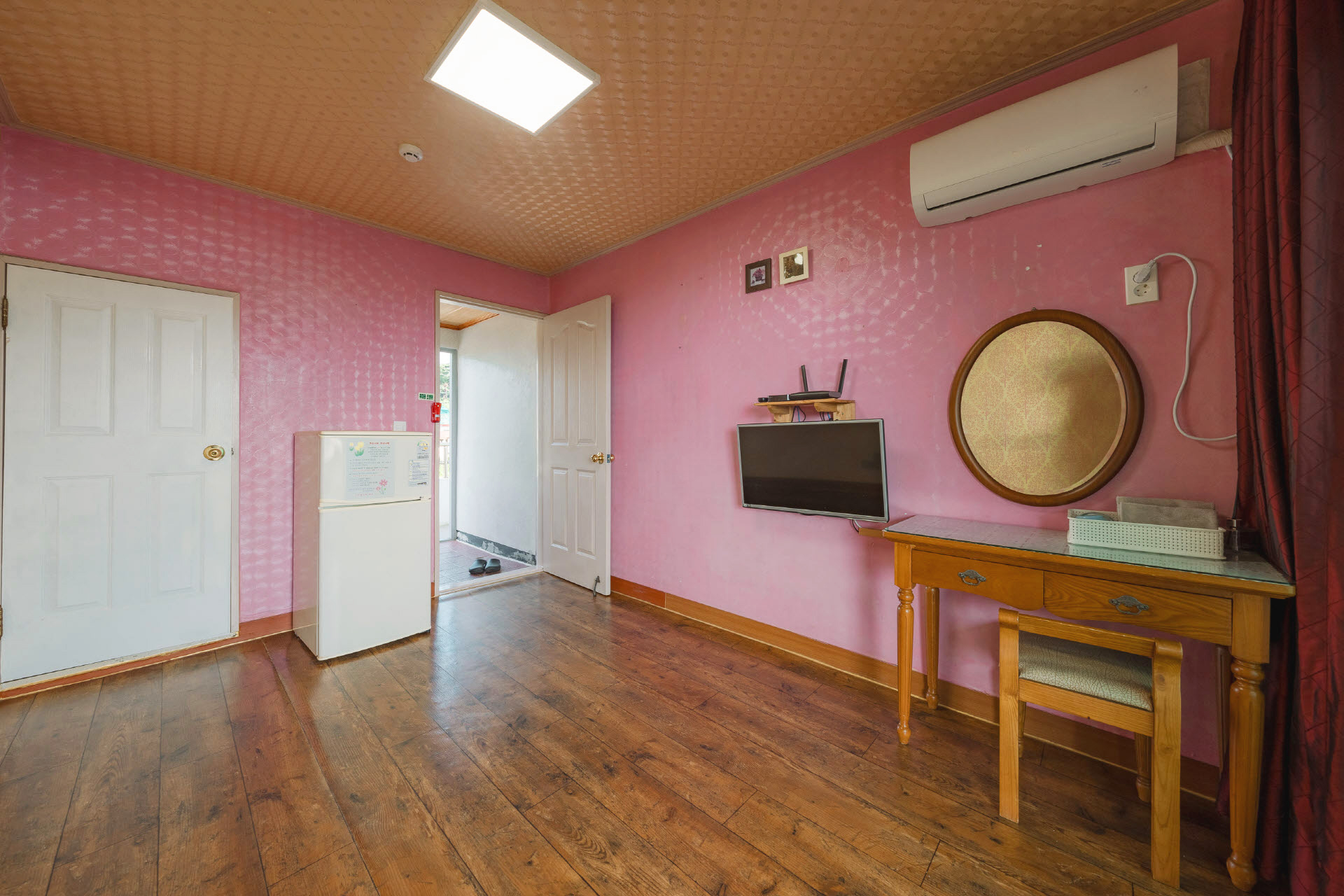room detail thumbnail 2
