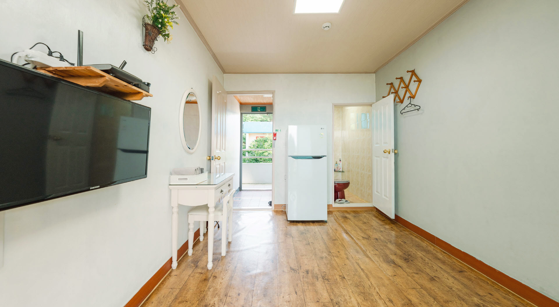 room detail thumbnail 2