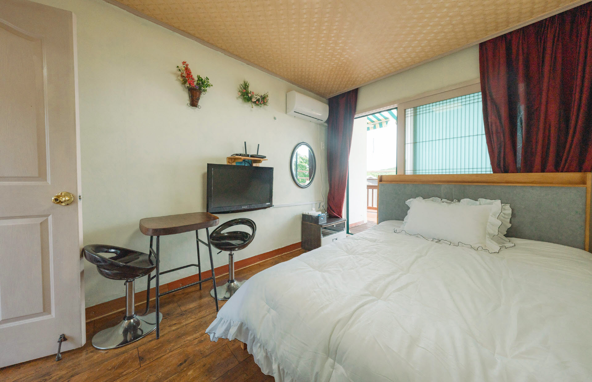 room detail thumbnail 0