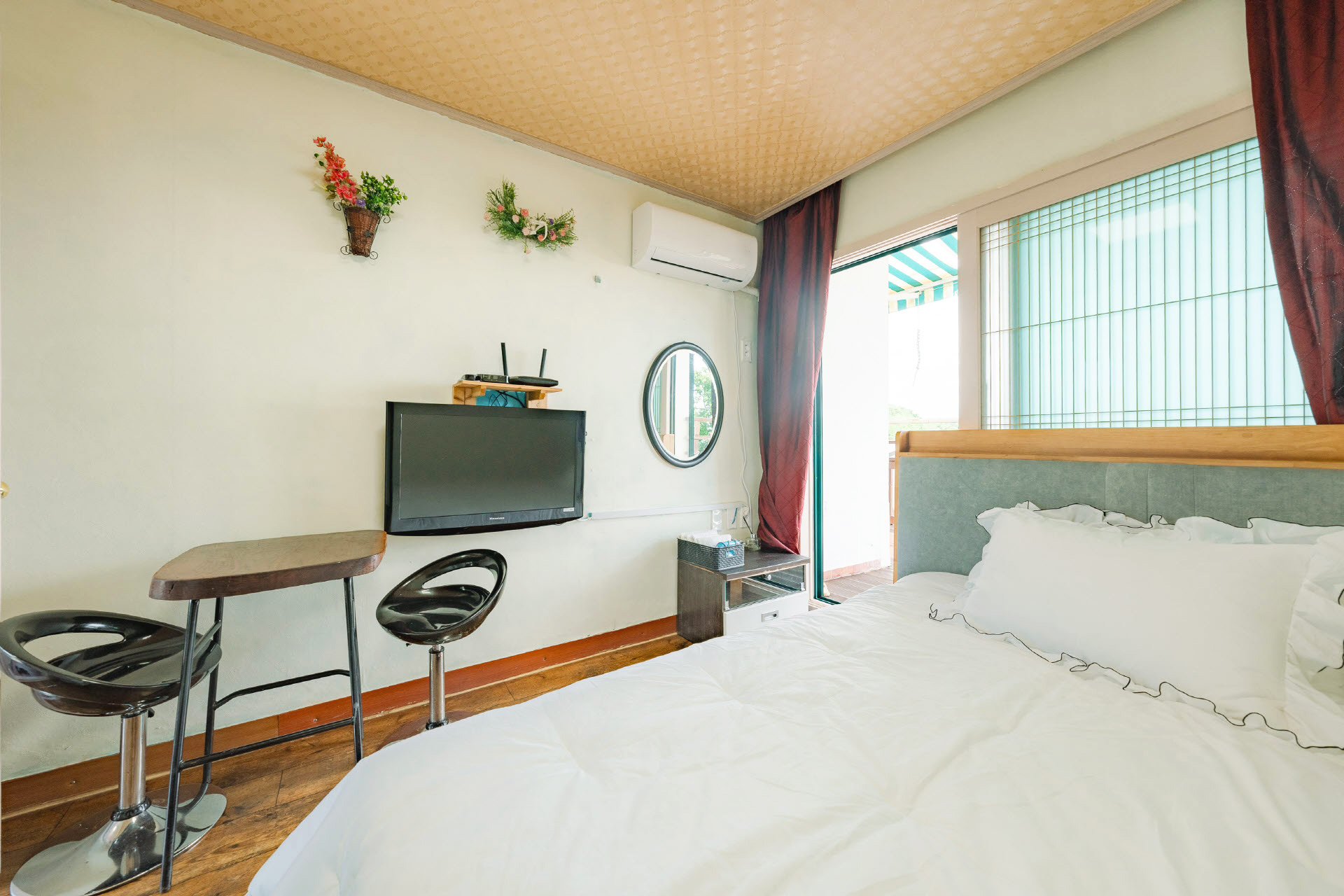 room detail thumbnail 2