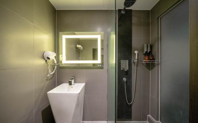 room detail thumbnail 2