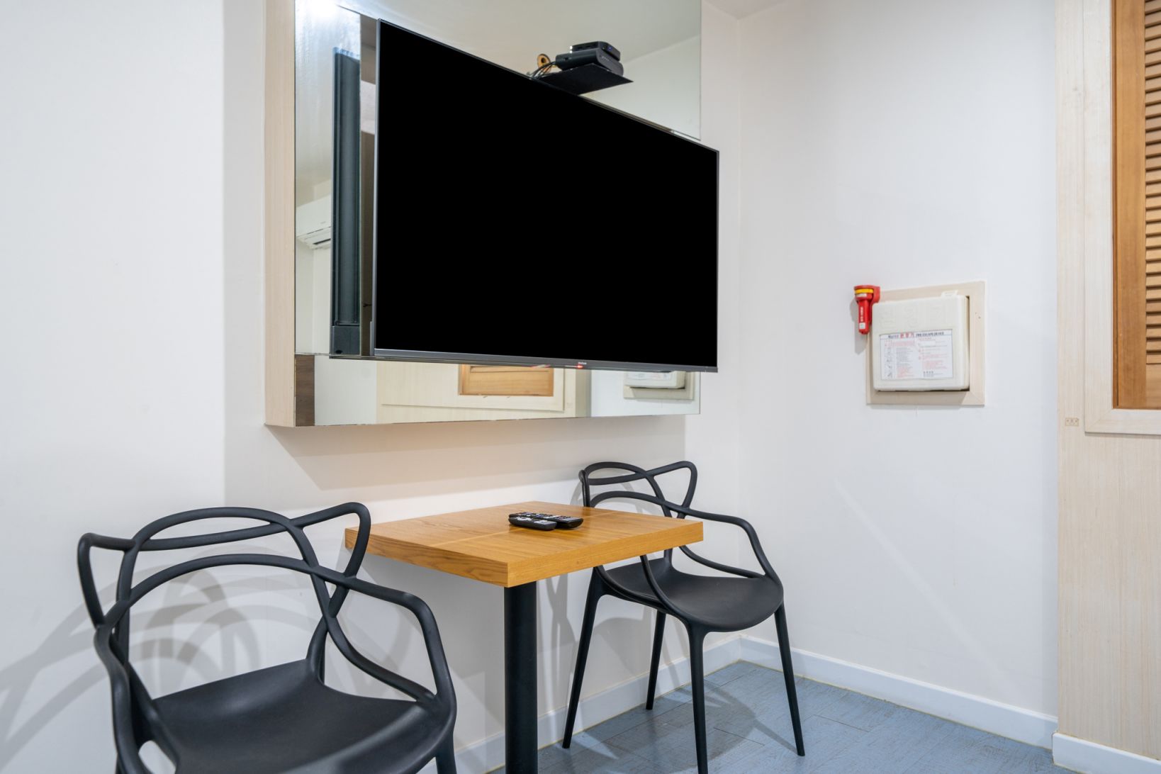 room detail thumbnail 2