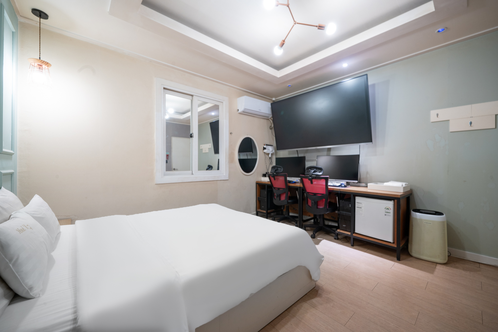 room detail thumbnail 2