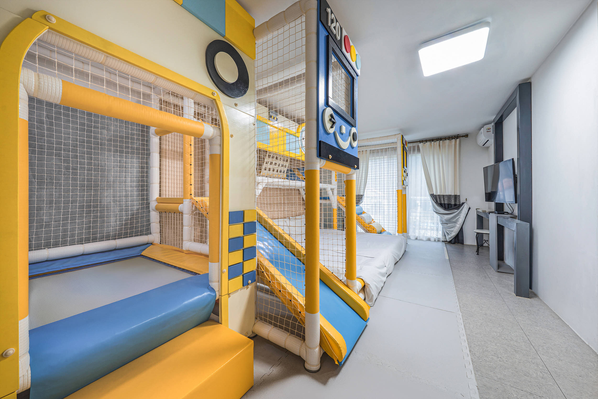 room detail thumbnail 2