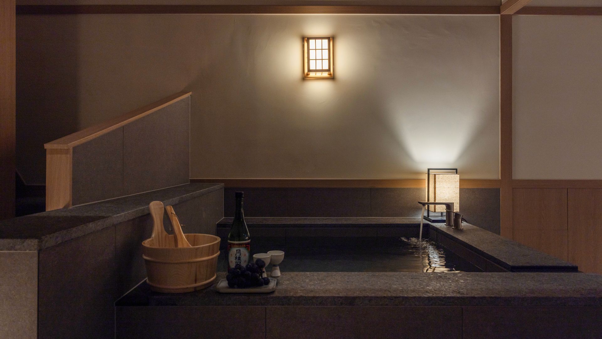 코스모스 듀플렉스 B(복층,조적욕조,Q침대2개,쇼파,테이블,옷장,행거)(화장실2,샤워실2,테라스,야외제트스파,썬베드2,스탠바이미,빔,다도테이블)