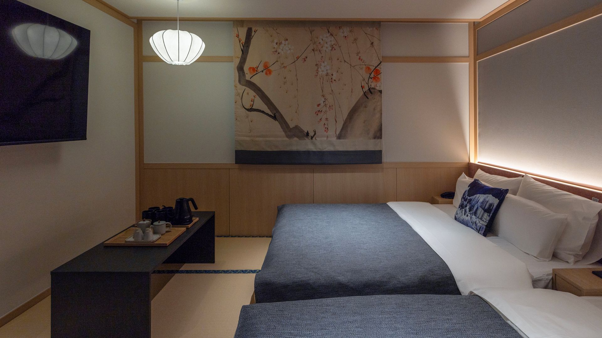 매화 디럭스 트윈(TV,Q침대2개,좌식테이블,행거)