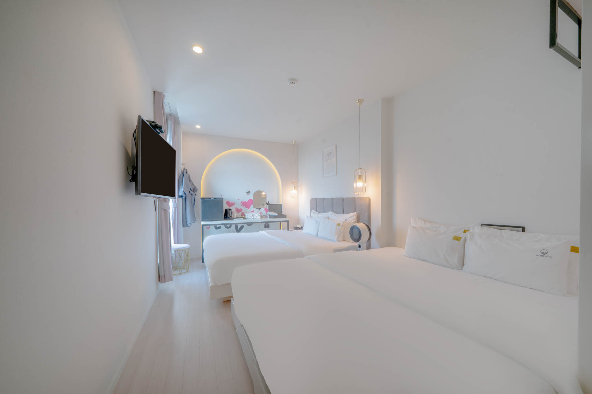 디럭스 트윈(OTT서비스, 조식무료, 더블침대 2ea)