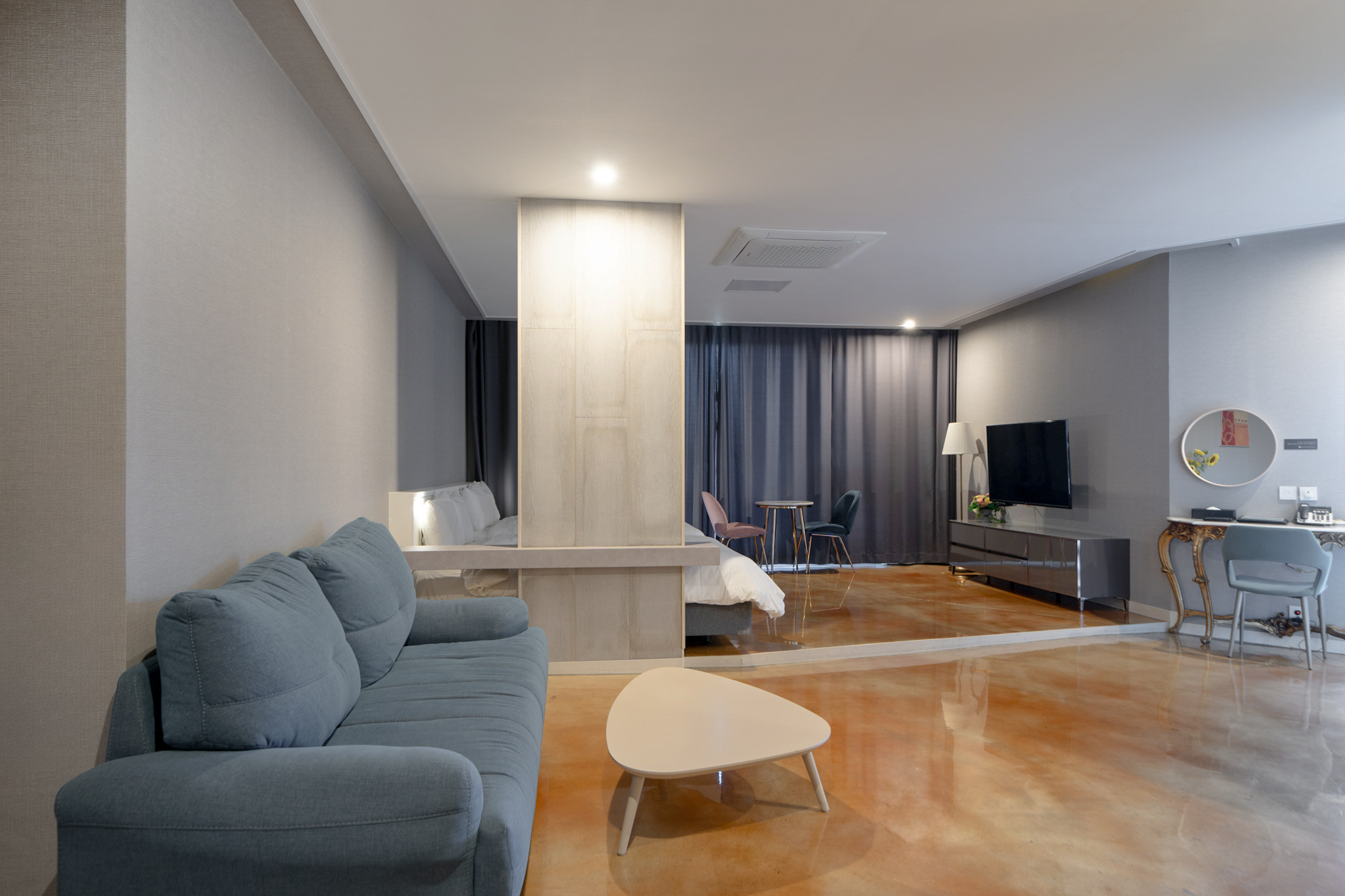 room detail thumbnail 2