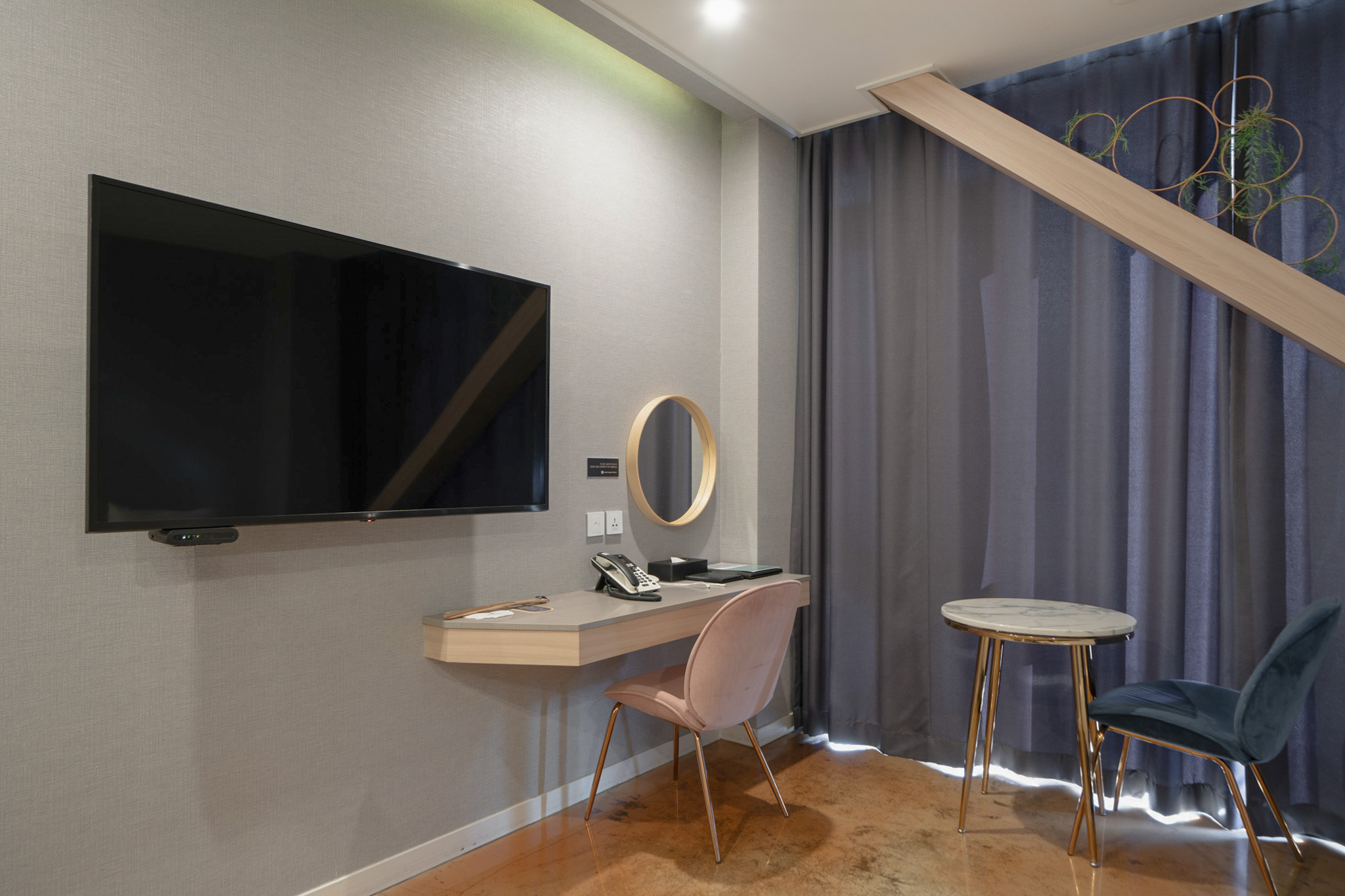 room detail thumbnail 2