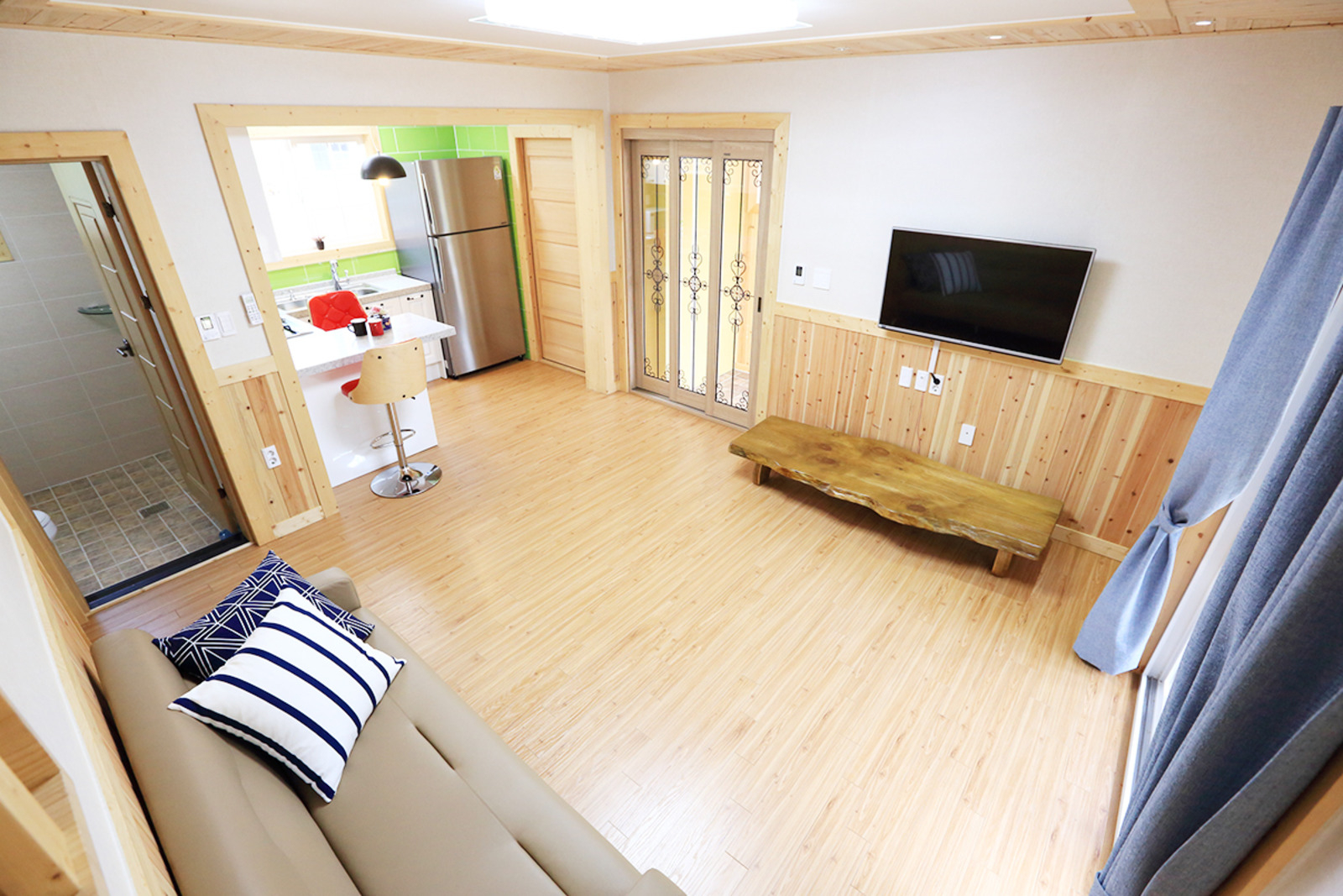 room detail thumbnail 2