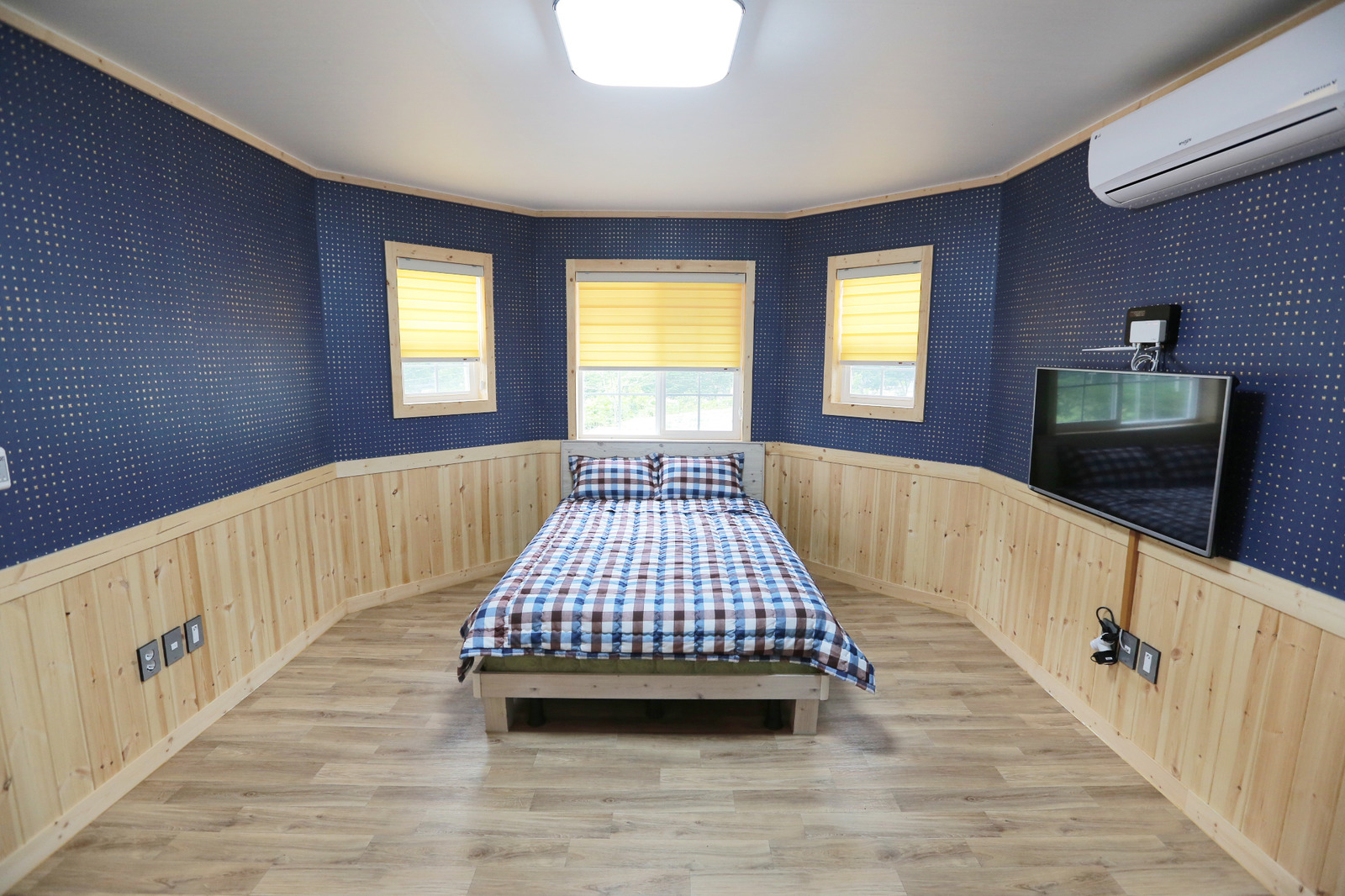 room detail thumbnail 1