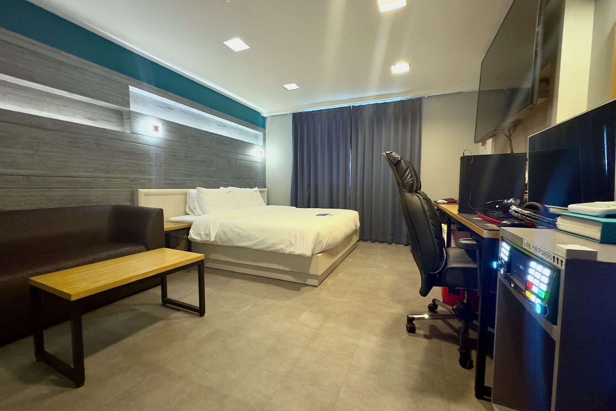 room detail thumbnail 1