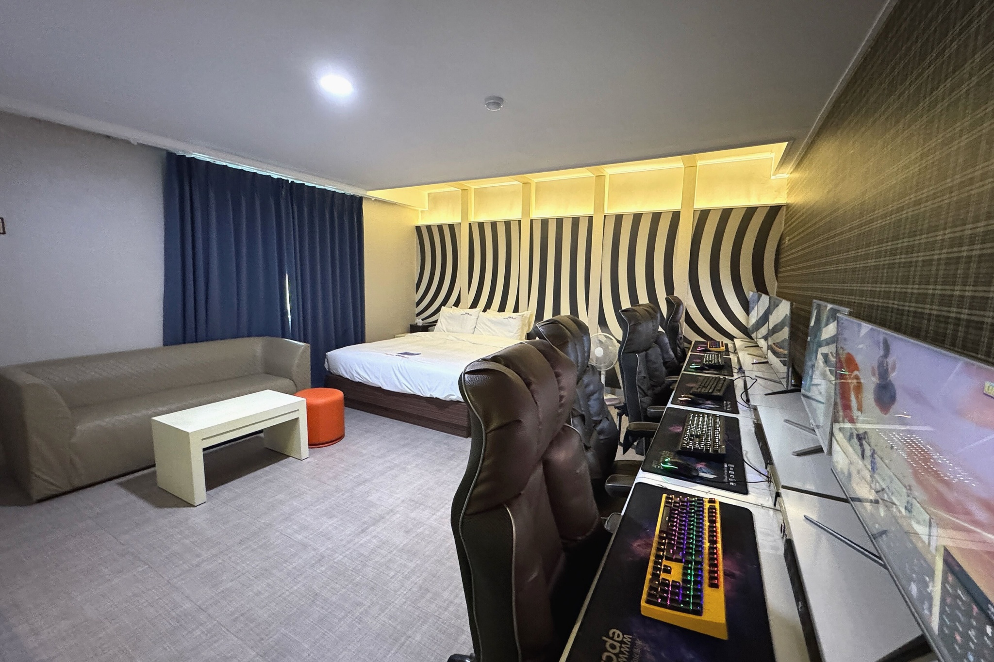 room detail thumbnail 2