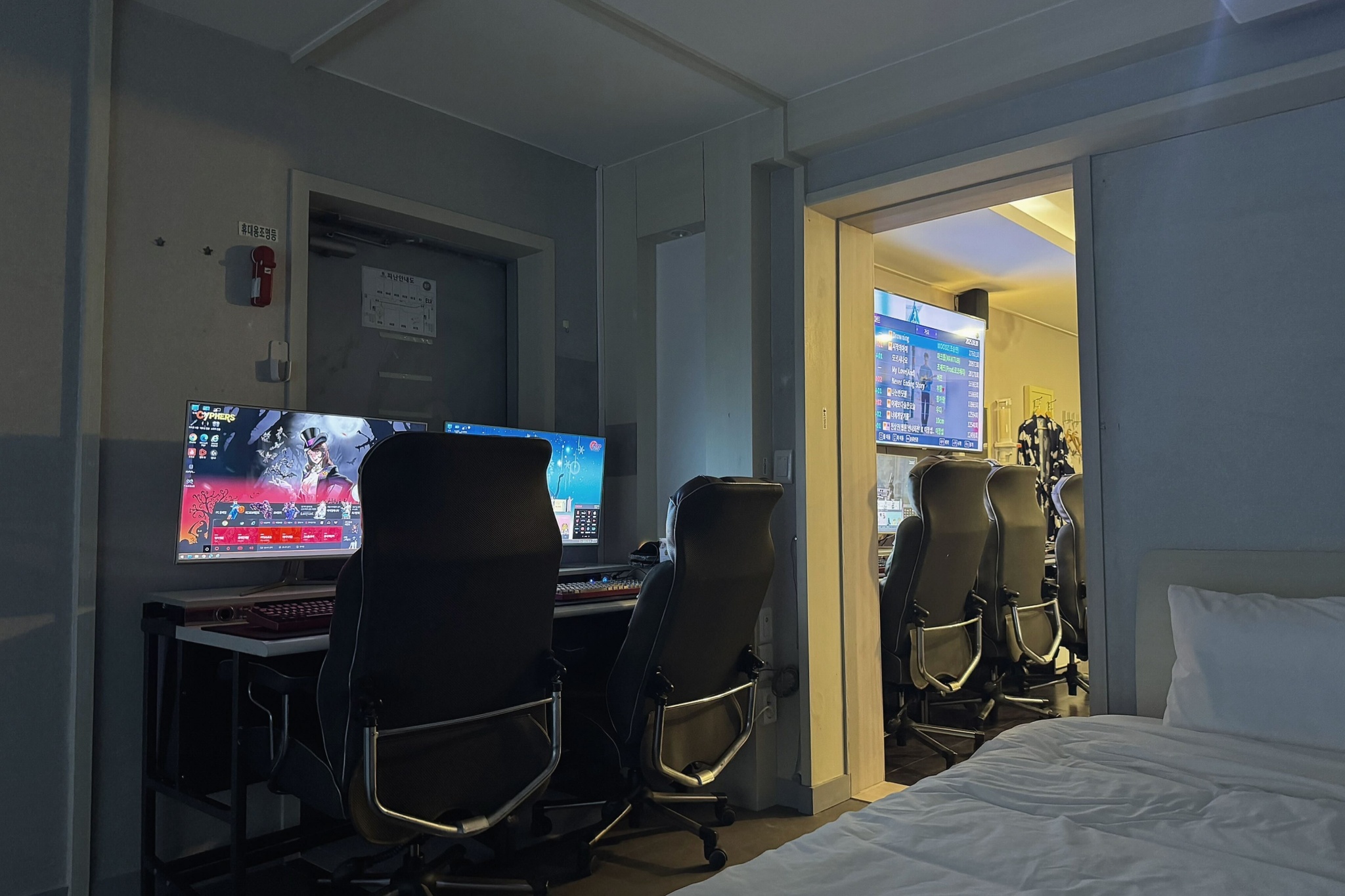 room detail thumbnail 1