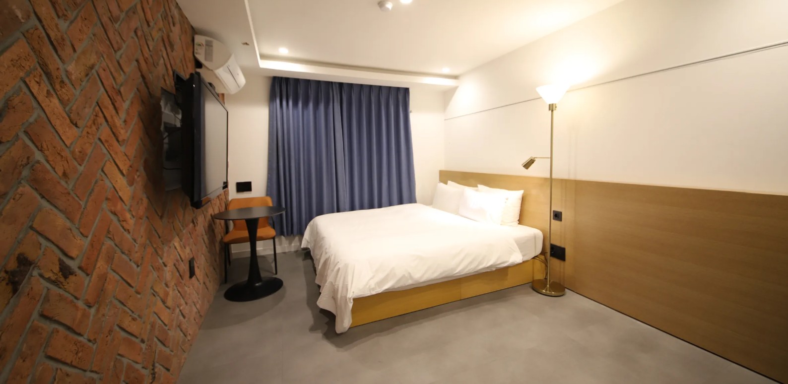 *패밀리 B * 욕조*(킹베드/구스다운필로우/넷플릭스개인계정/페러그라프38F50%쿠폰/무료주차)