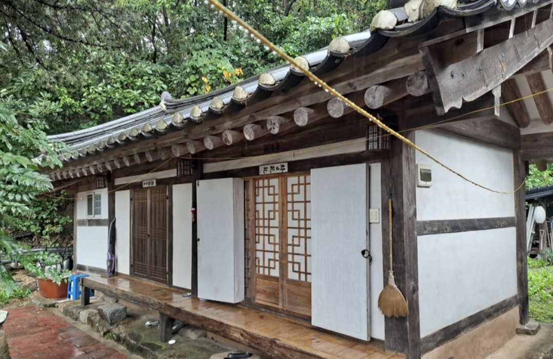 수덕재  (修德齋/자신의 삶을 돌이켜 보고 덕망을 쌓으라)