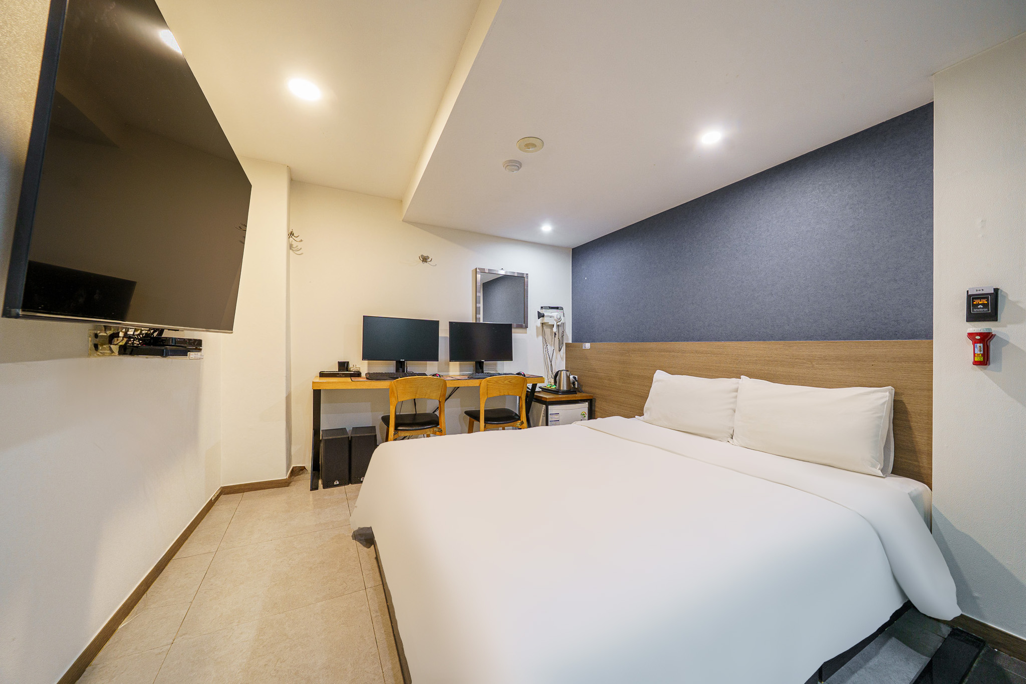 room detail thumbnail 1