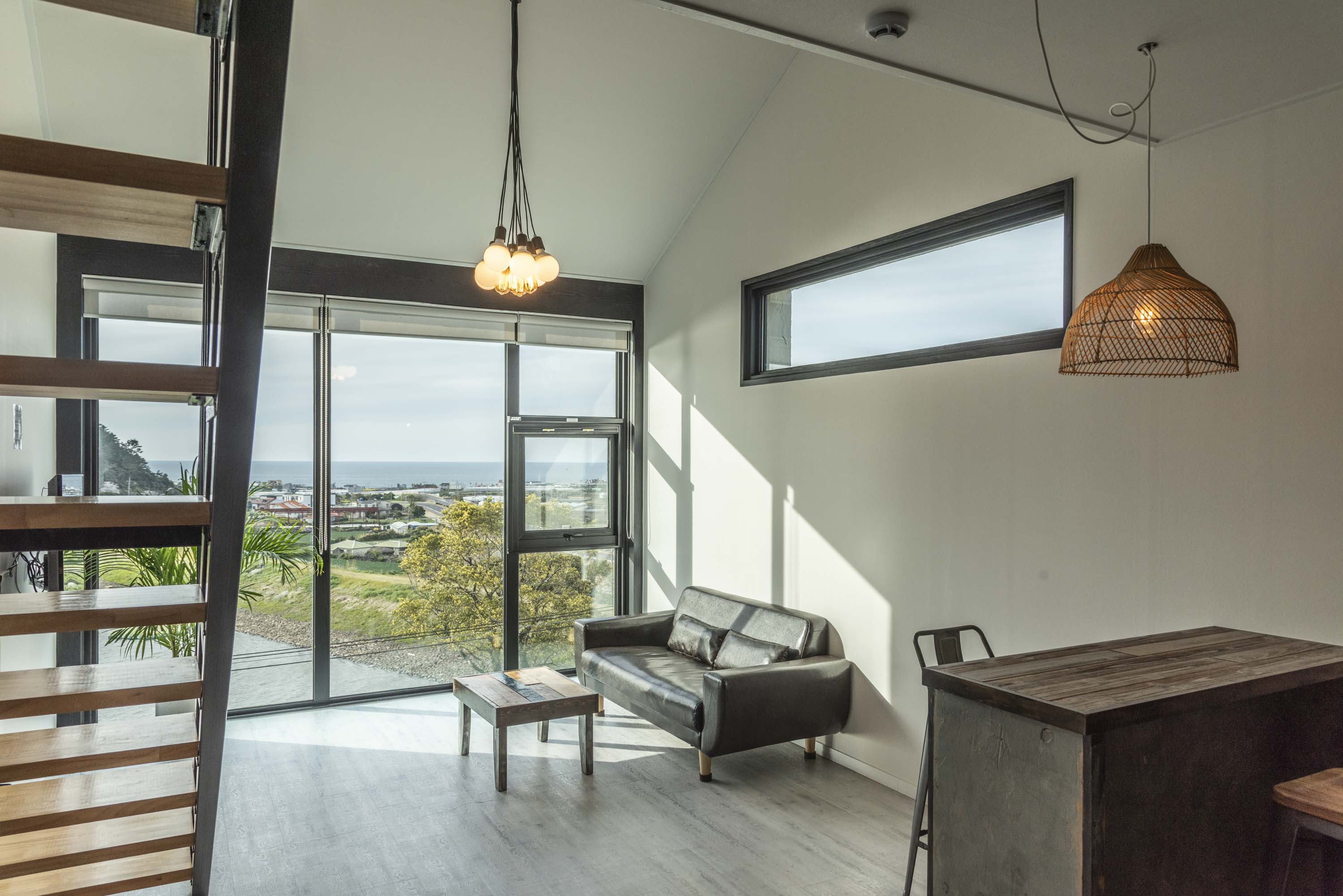 304호 복층형(수산 저수지와 숲, 가장 넓은 시야각으로 바다를 보실 수 있는 아늑한객실)