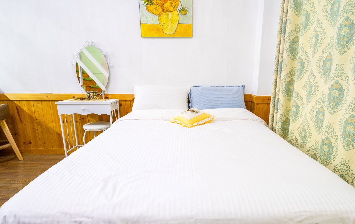 room detail thumbnail 1