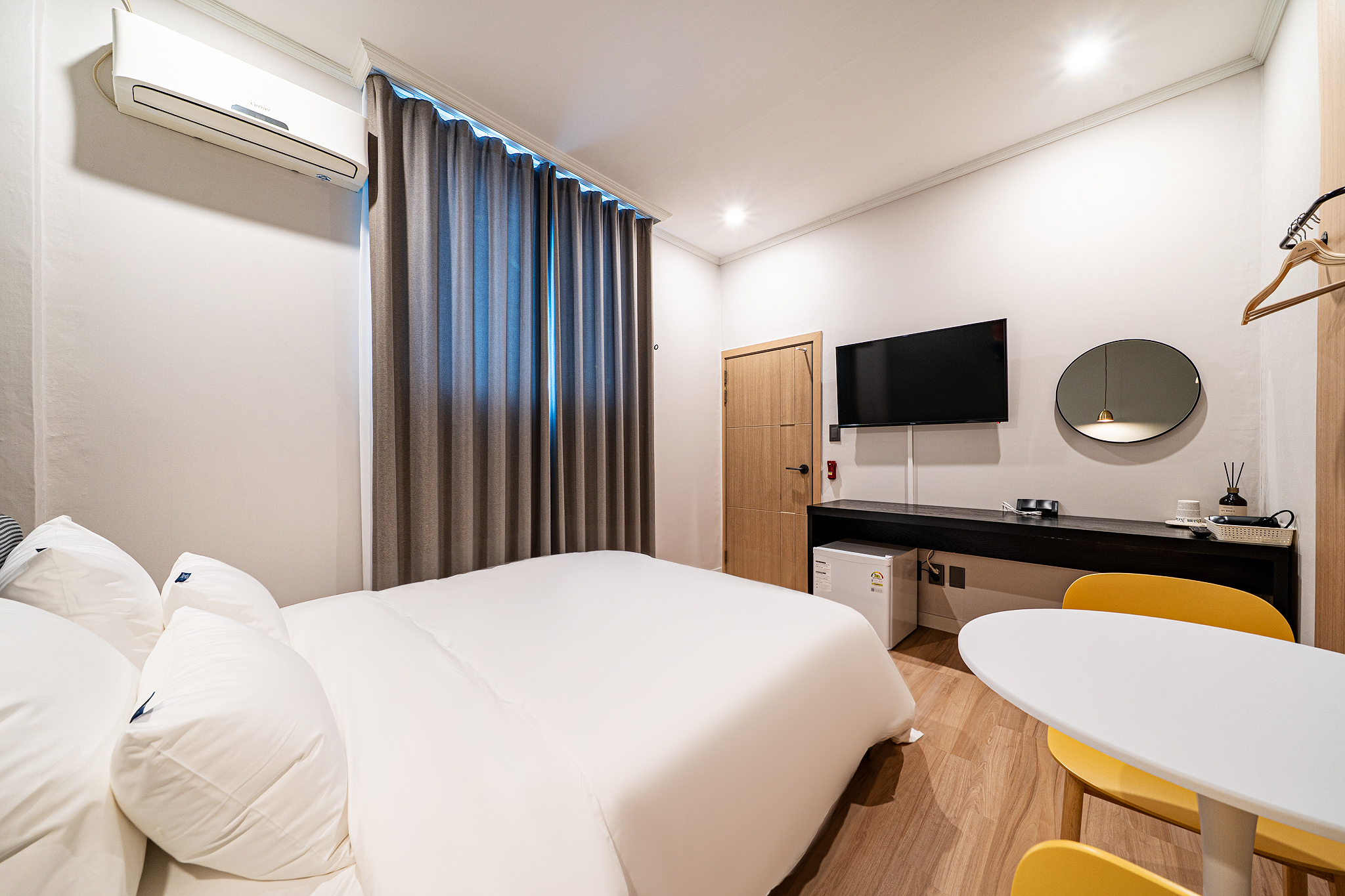 room detail thumbnail 2