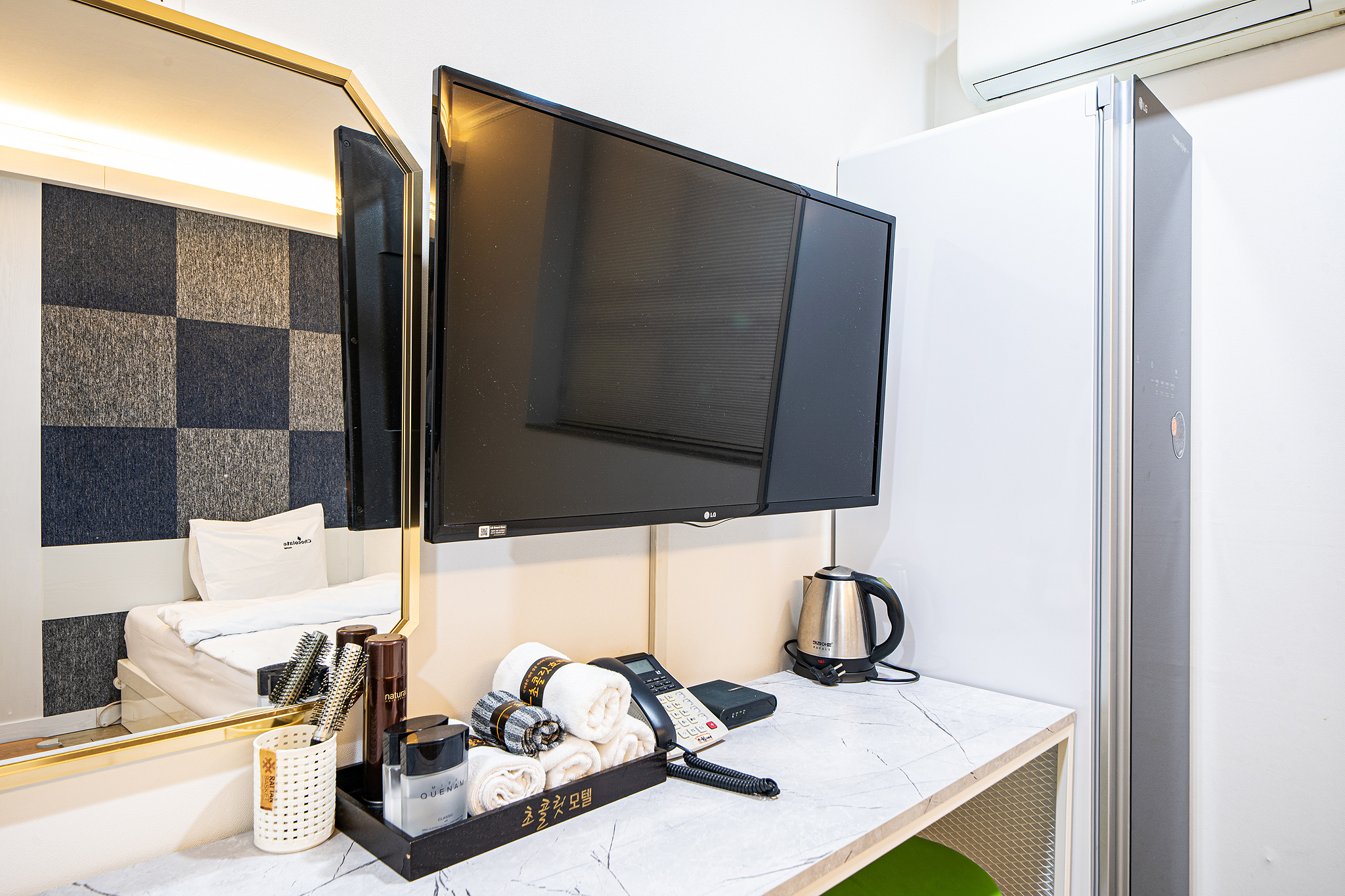 room detail thumbnail 2
