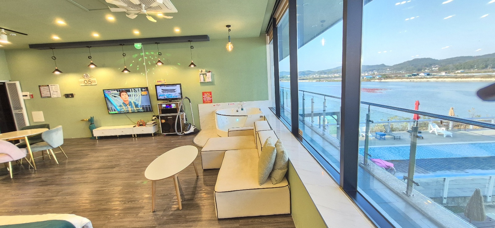 room detail thumbnail 2