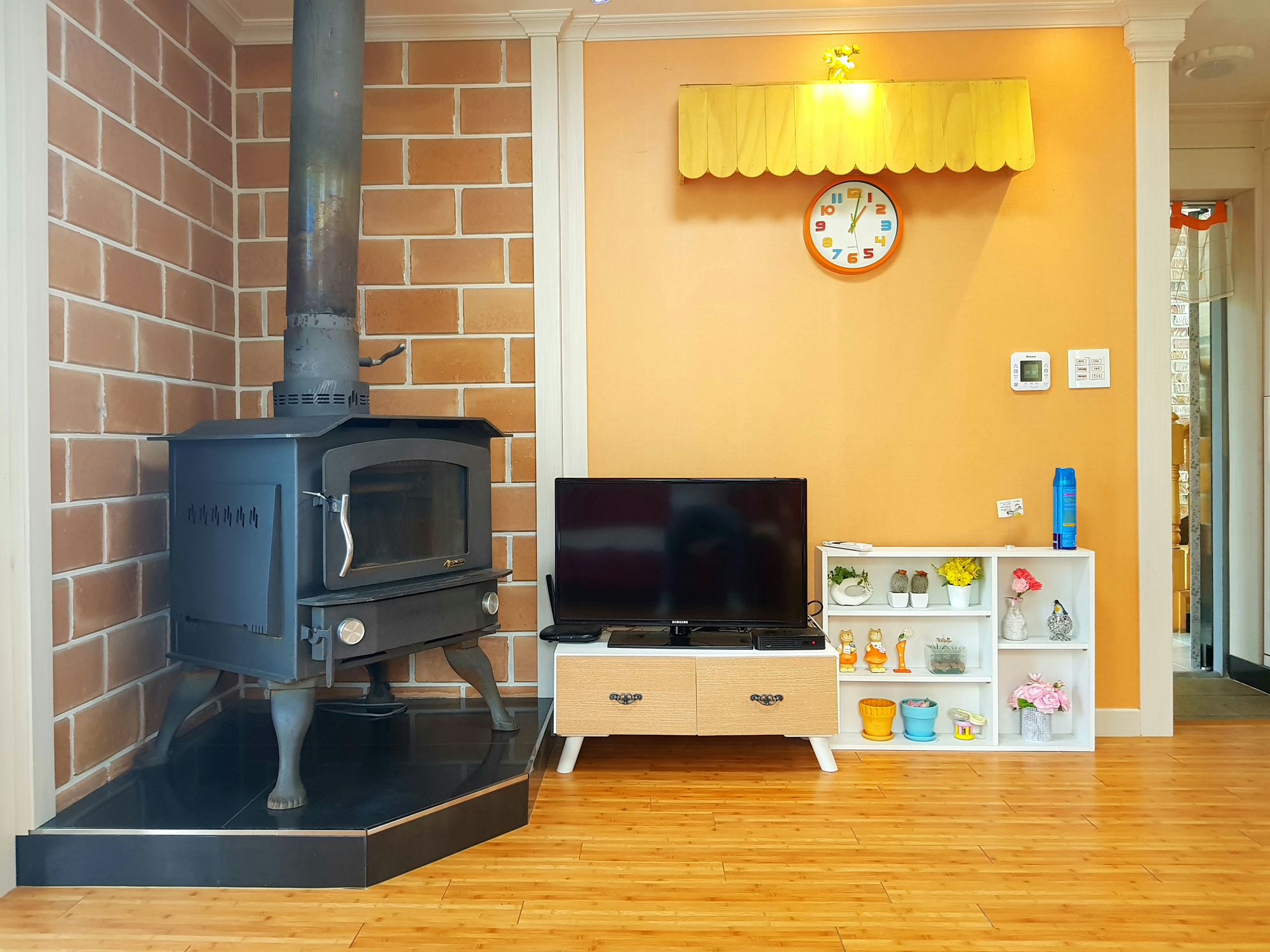 room detail thumbnail 2