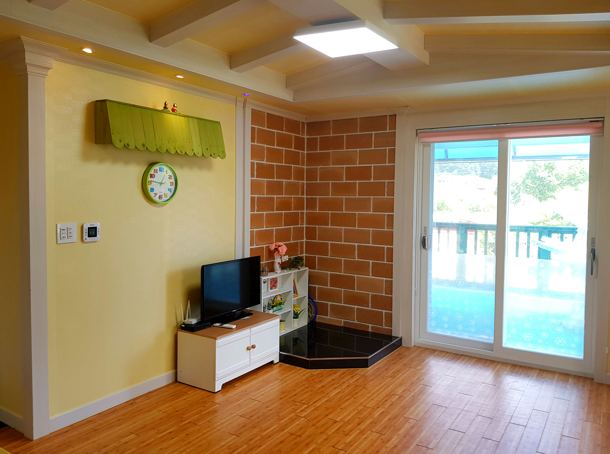 room detail thumbnail 2