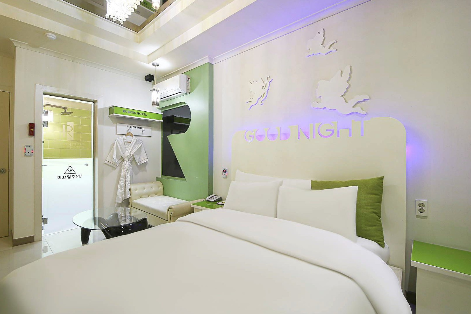 room detail thumbnail 2