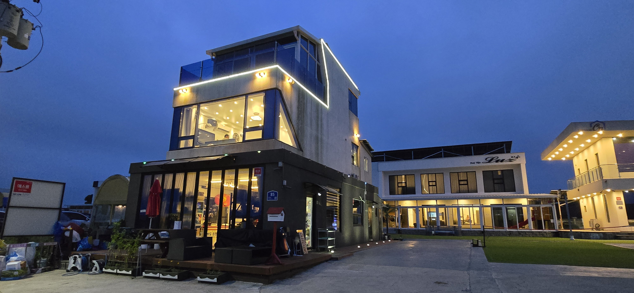 room detail thumbnail 2