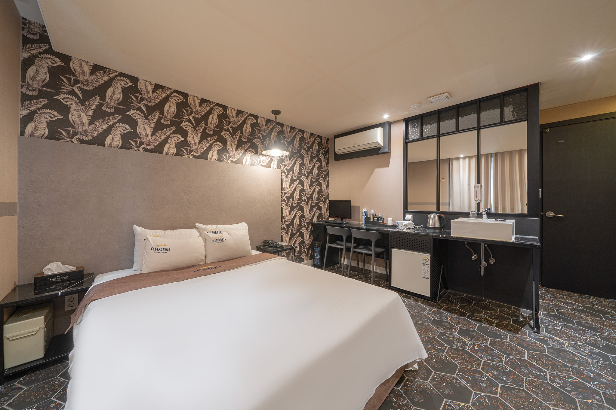 room detail thumbnail 2