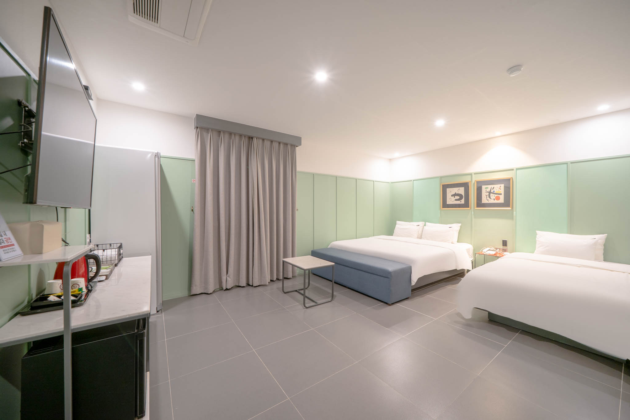 프리미엄 트윈(연박시 추가금 발생/스타일러 구비+넷플릭스 무료시청+욕조)