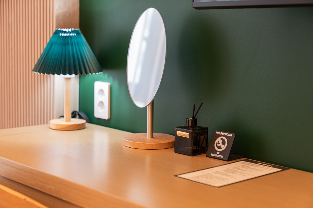 room detail thumbnail 2