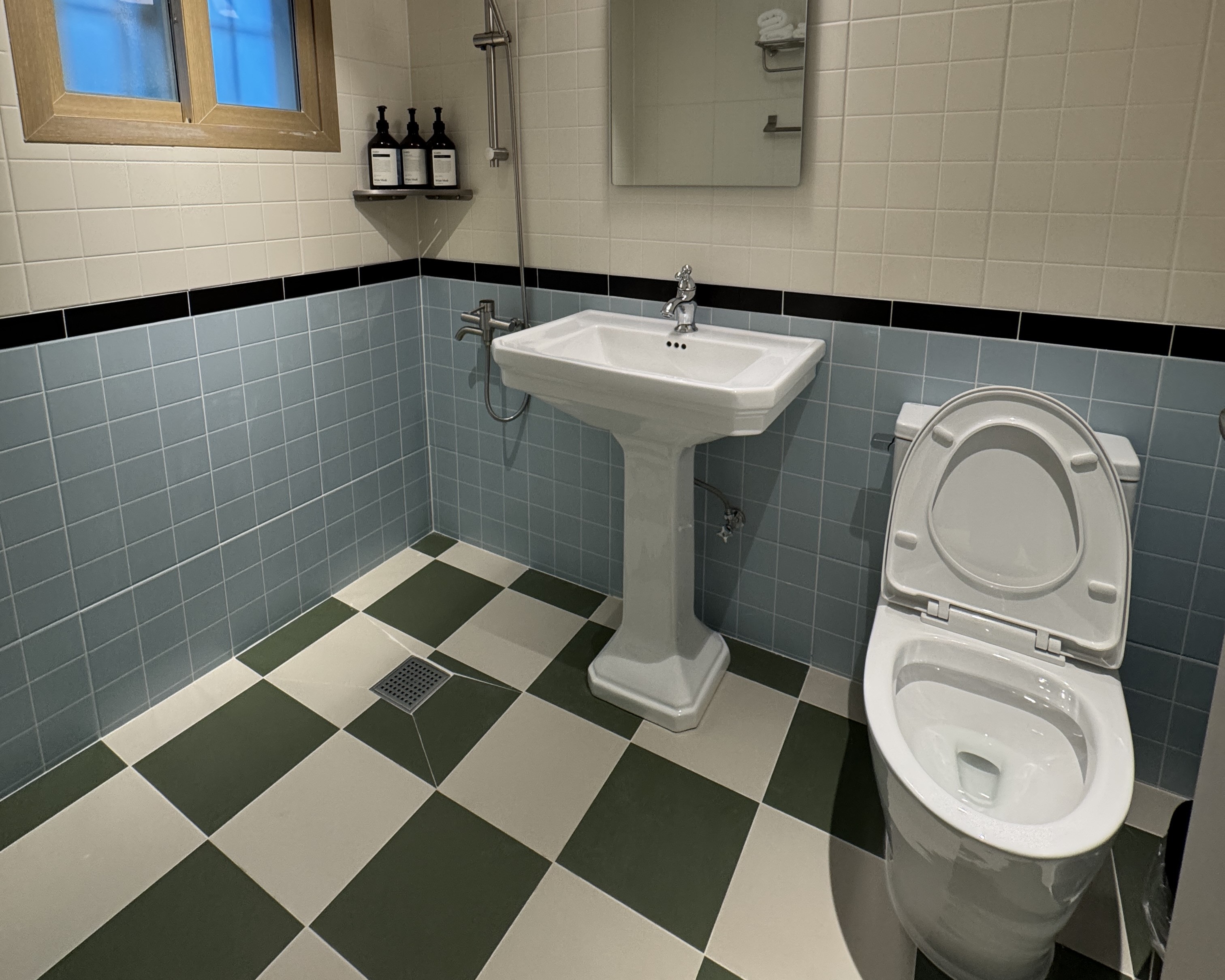 room detail thumbnail 2