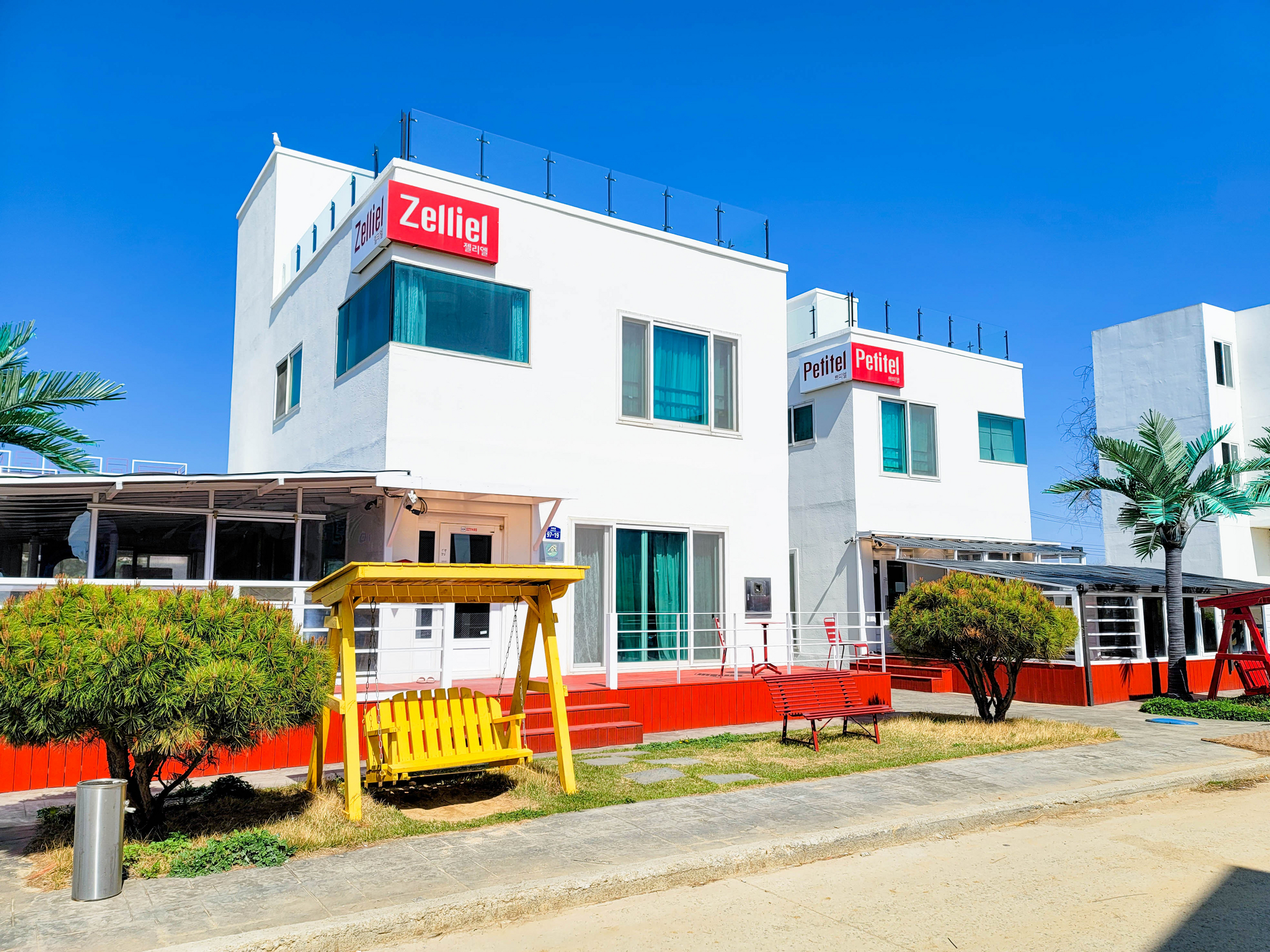 room detail thumbnail 2