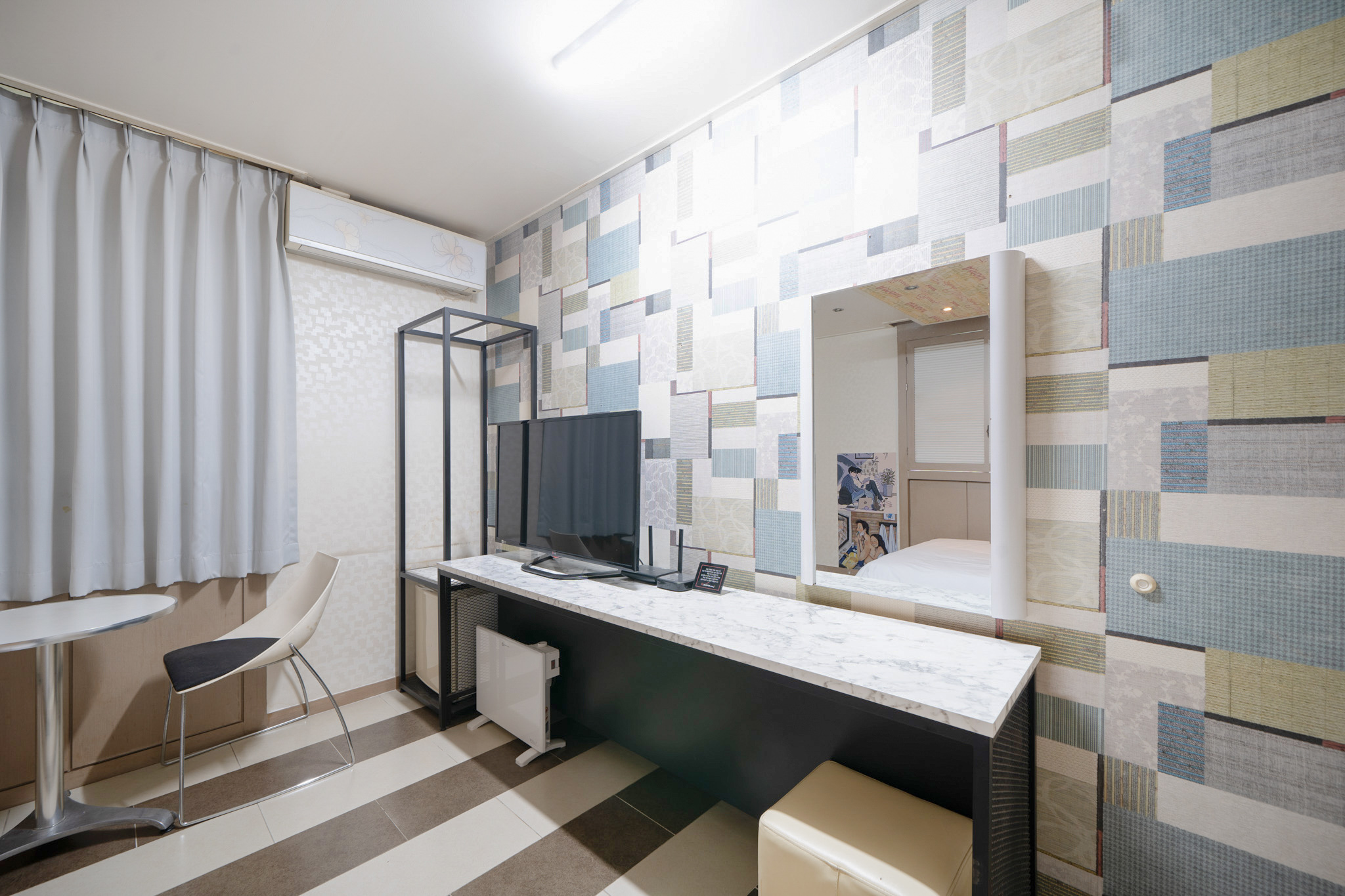 room detail thumbnail 2