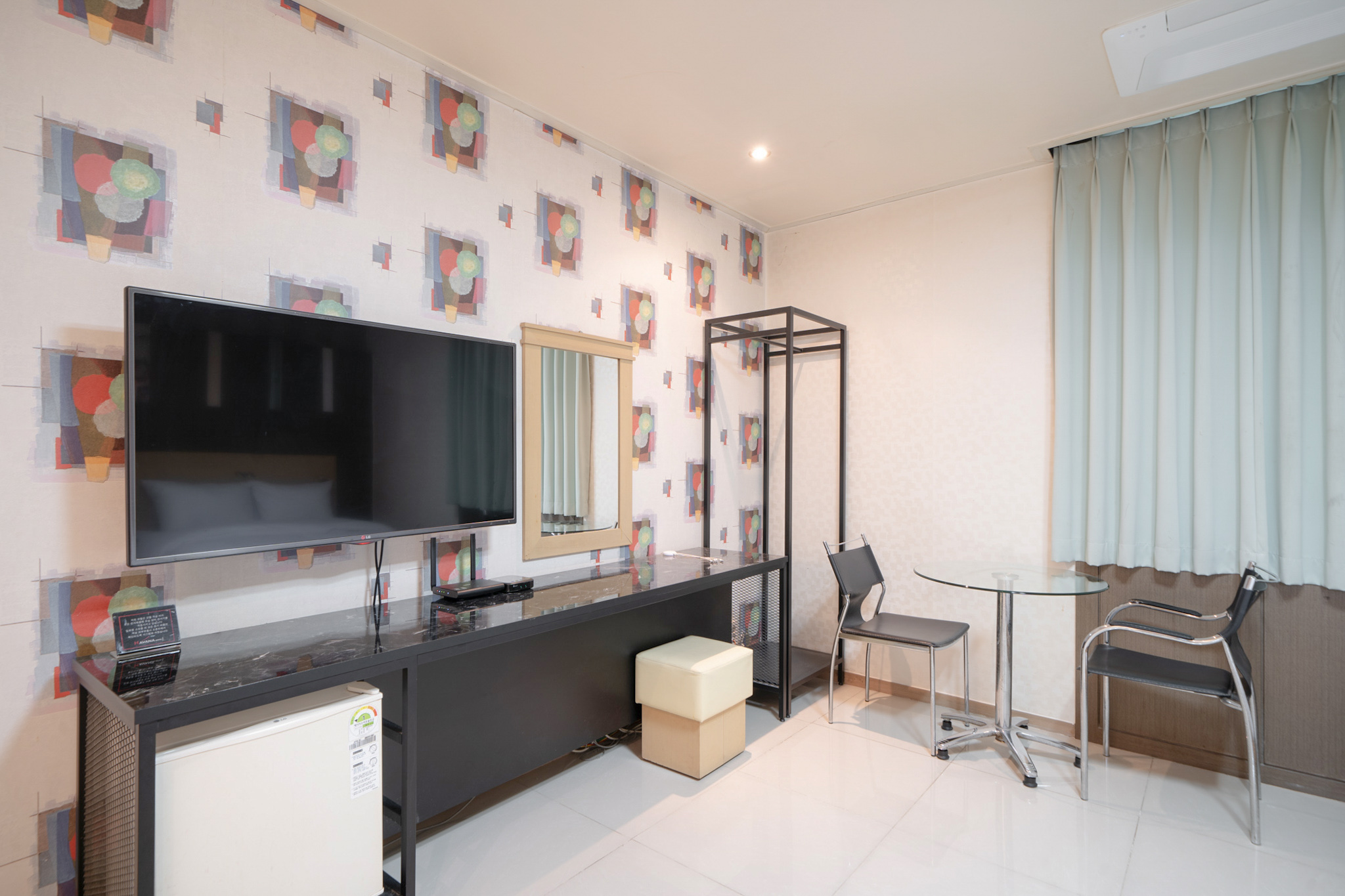 room detail thumbnail 2