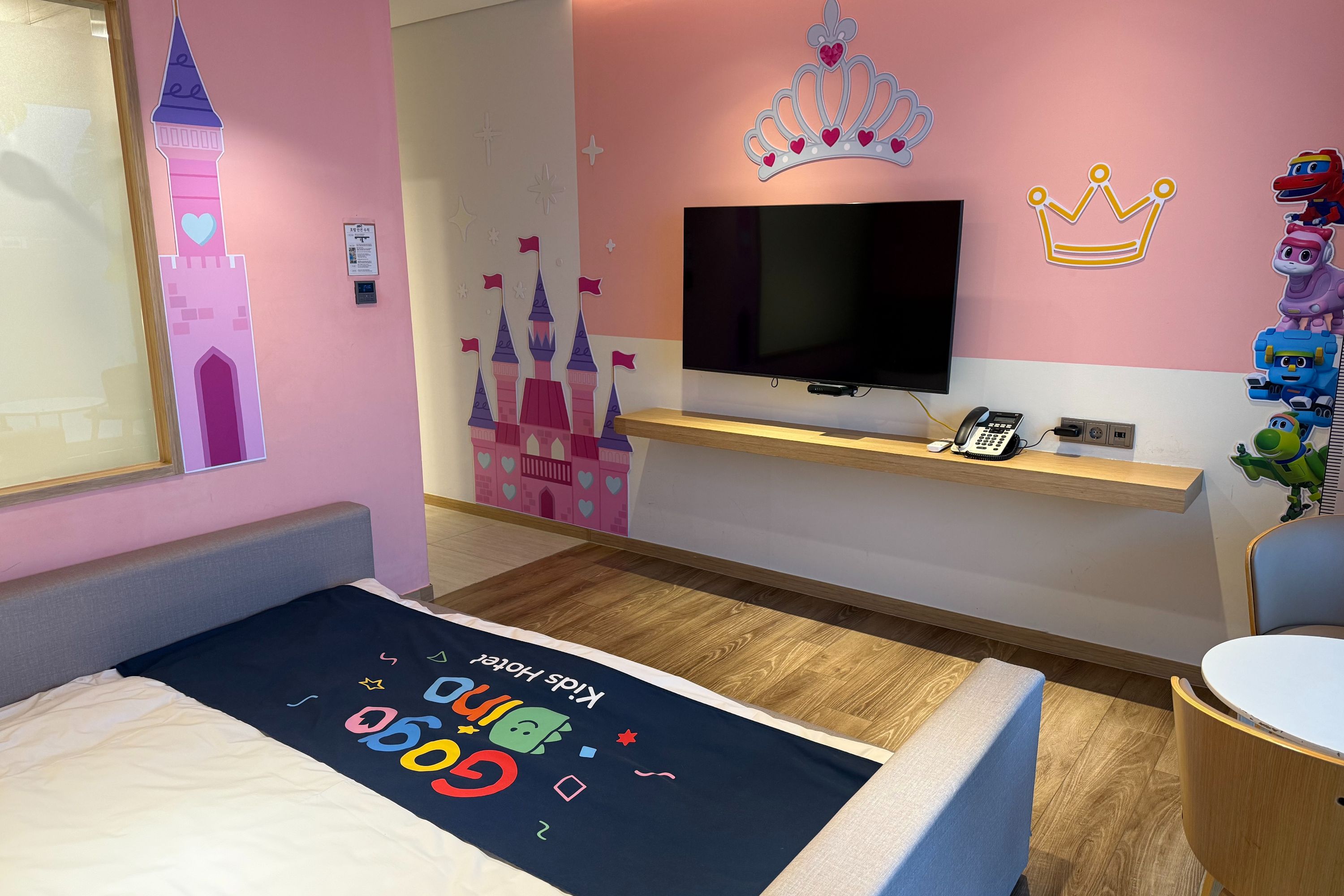 room detail thumbnail 2