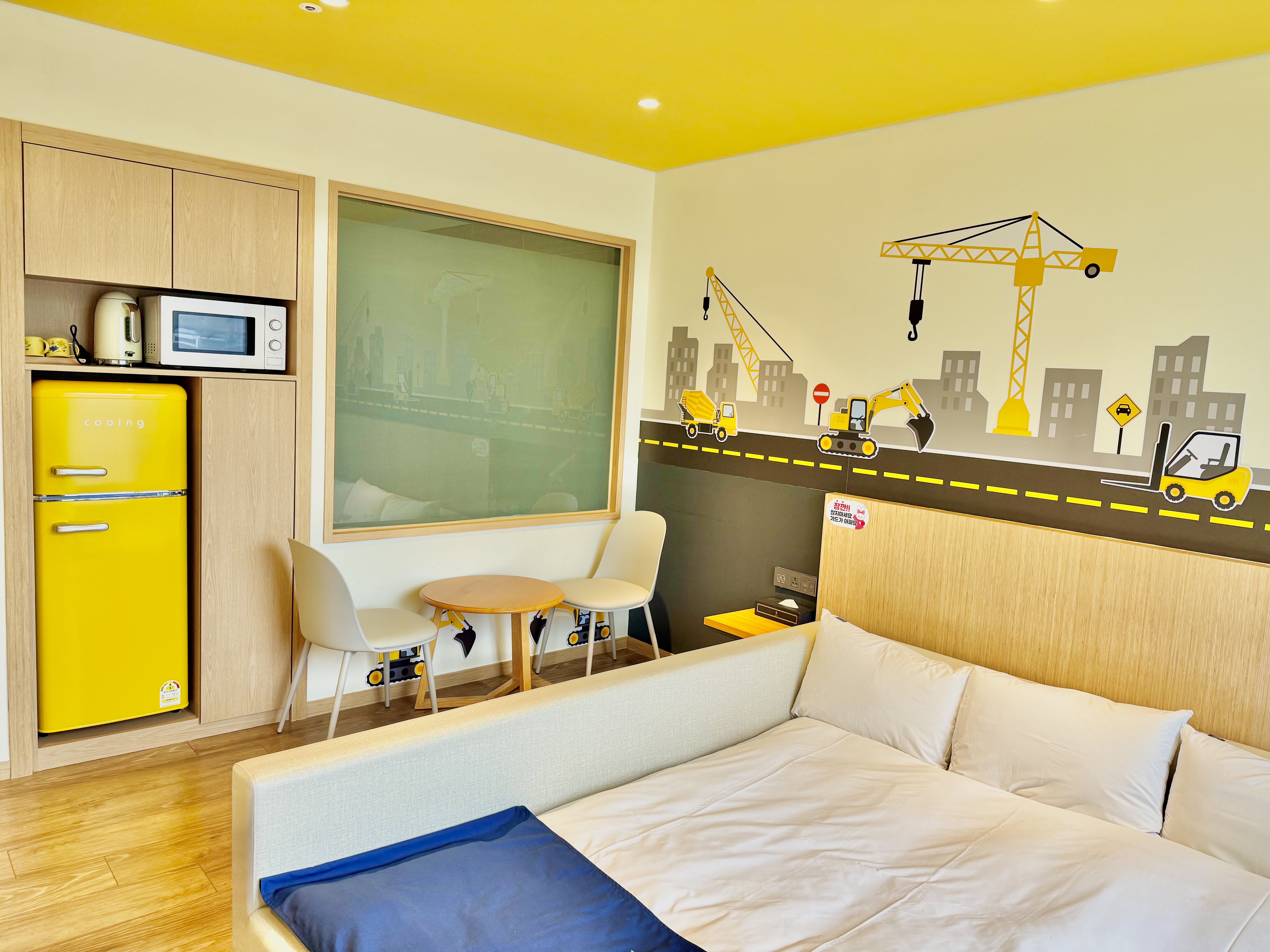 room detail thumbnail 2