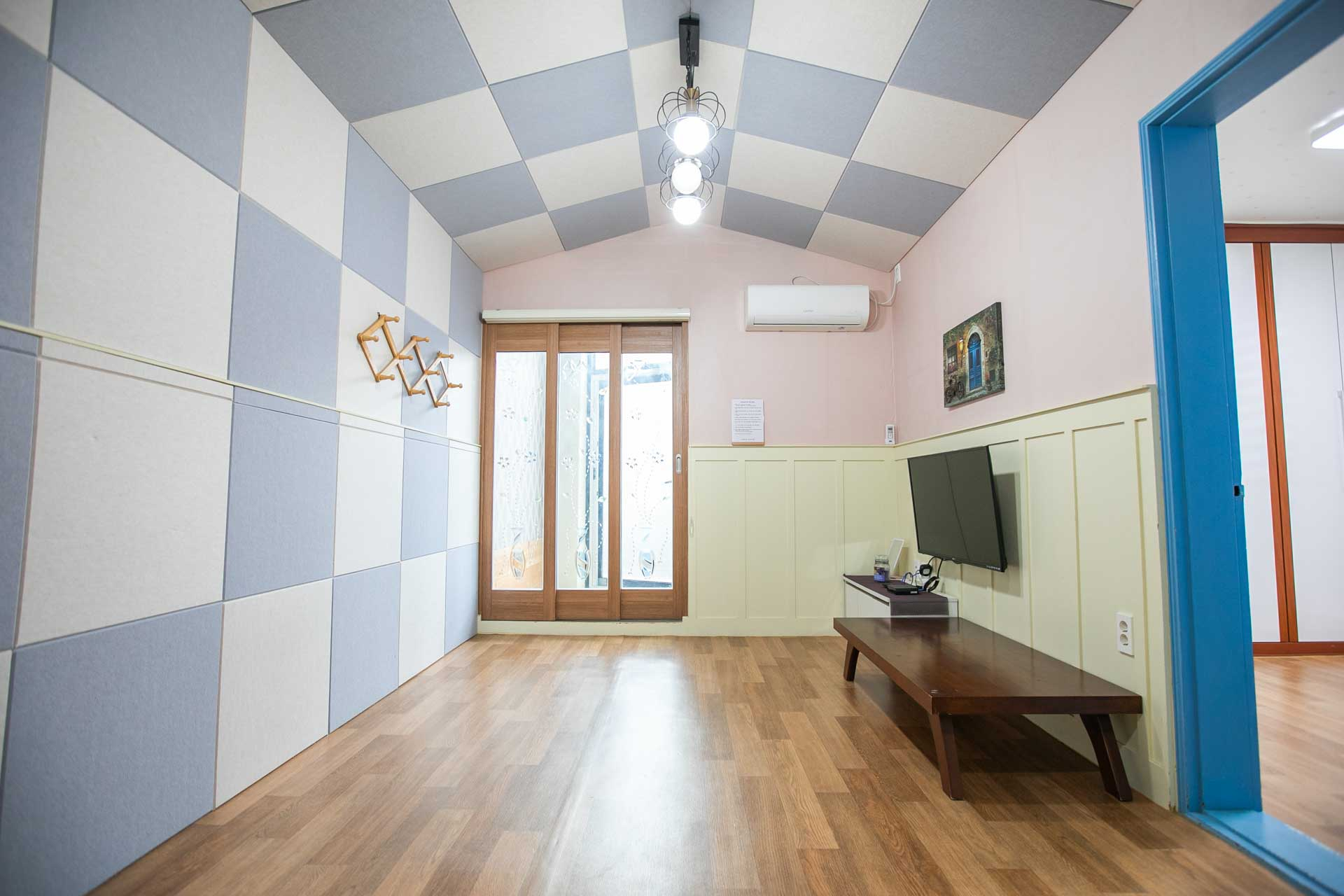 room detail thumbnail 1