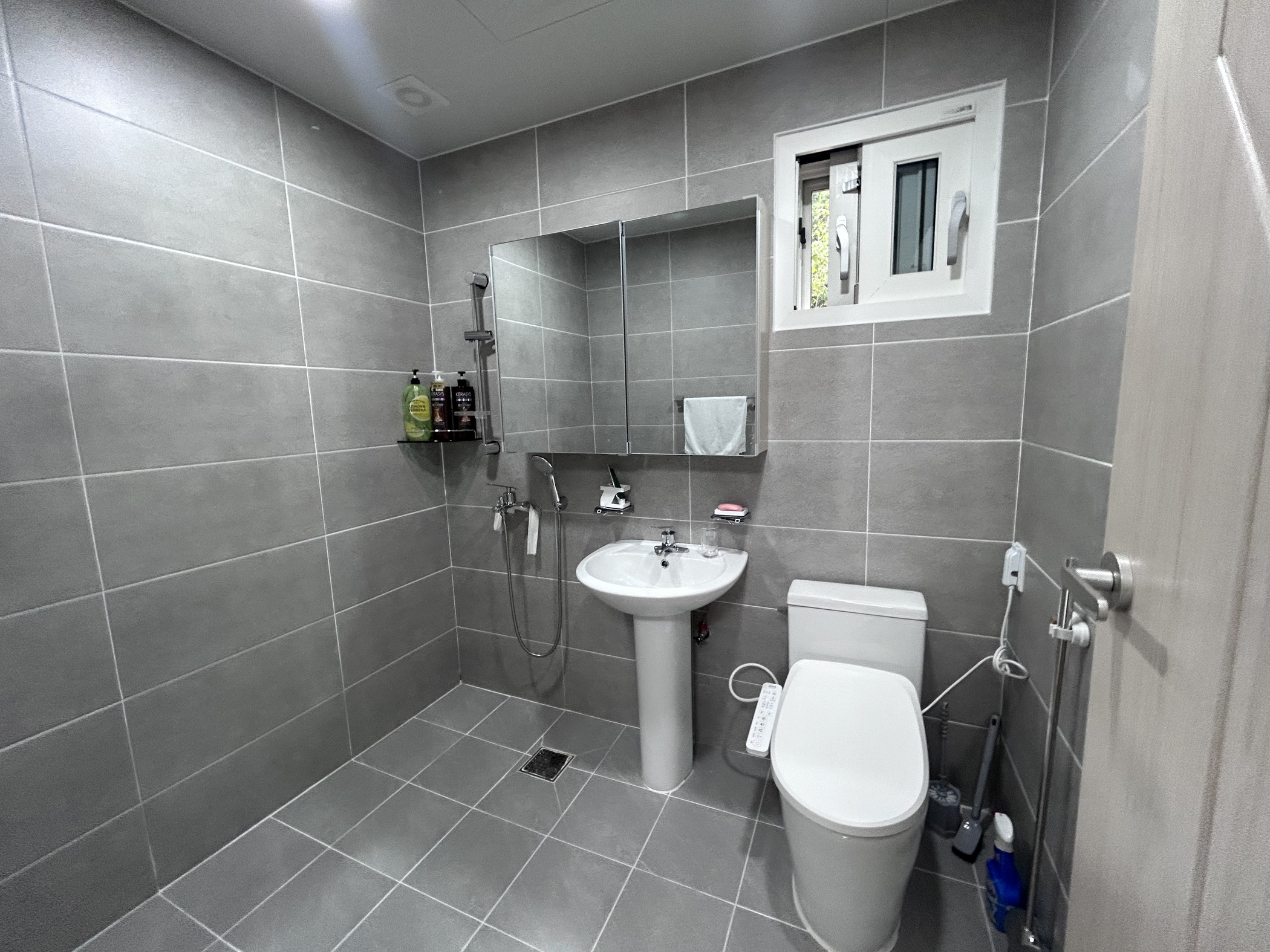 room detail thumbnail 2