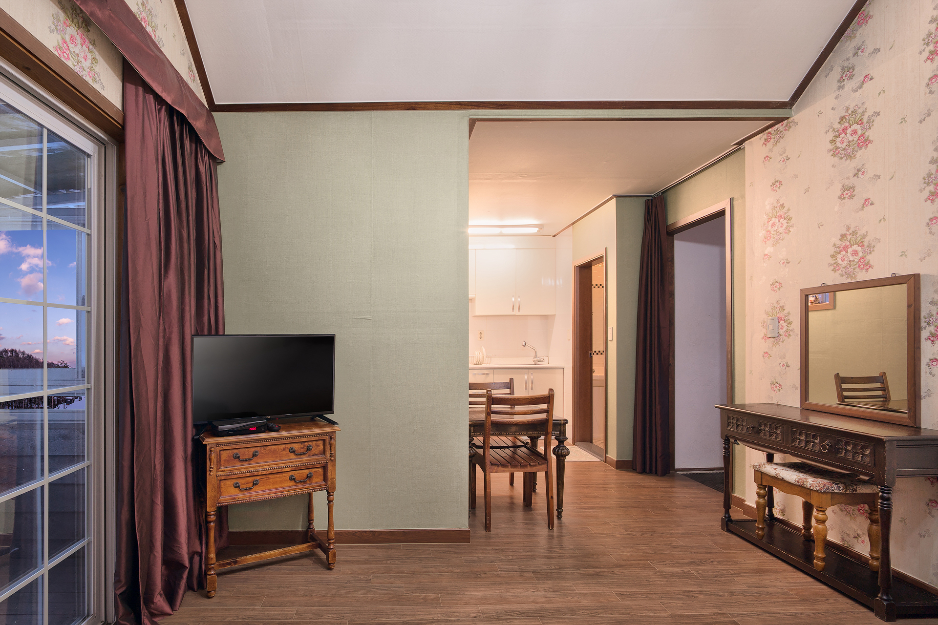 room detail thumbnail 1