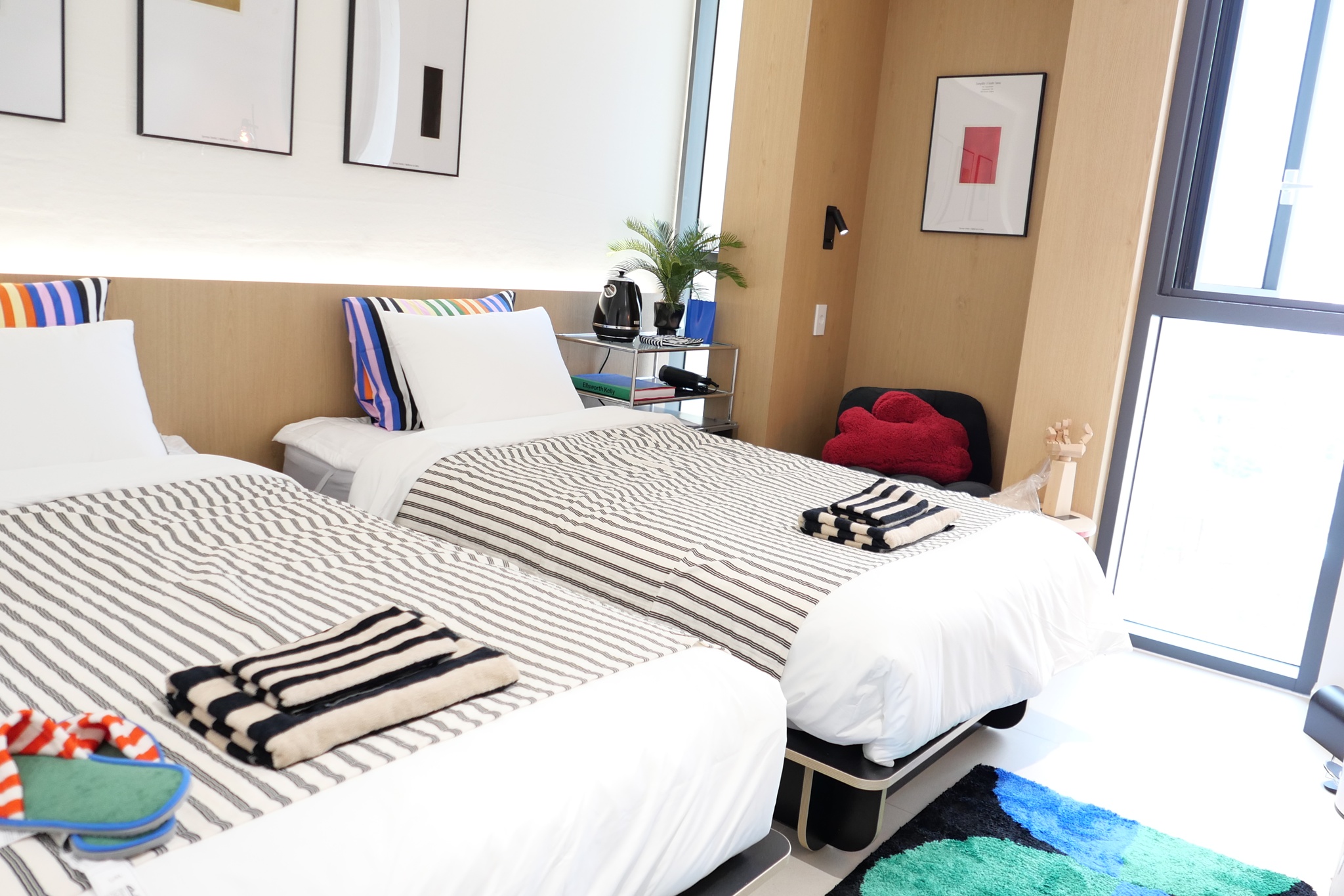 디럭스 트윈 아이보리 - Deluxe Twin Ivory(리드미컬한 변주가 활력을 불어넣는 공간)