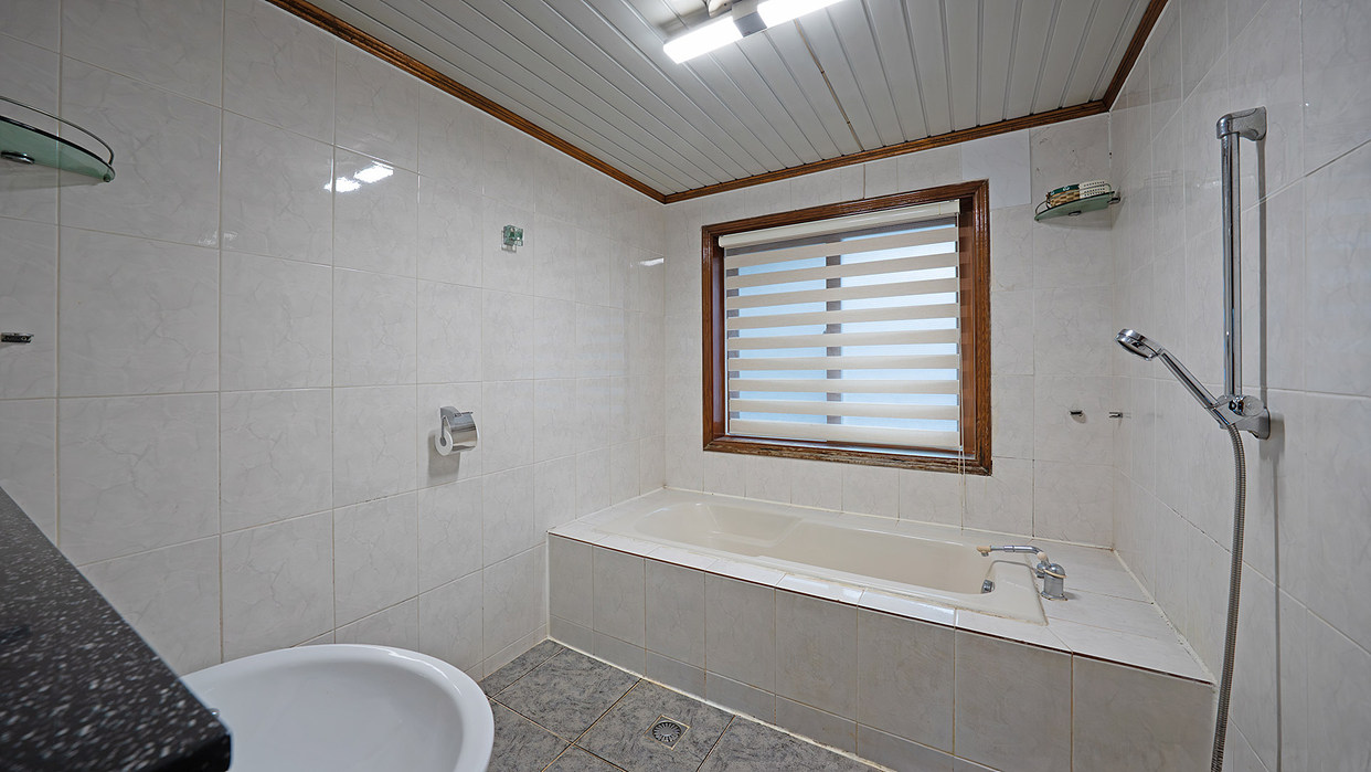 https://yaimg.yanolja.com/v5/2025/12/23/05/694a2ba973ed08.02232599.jpg