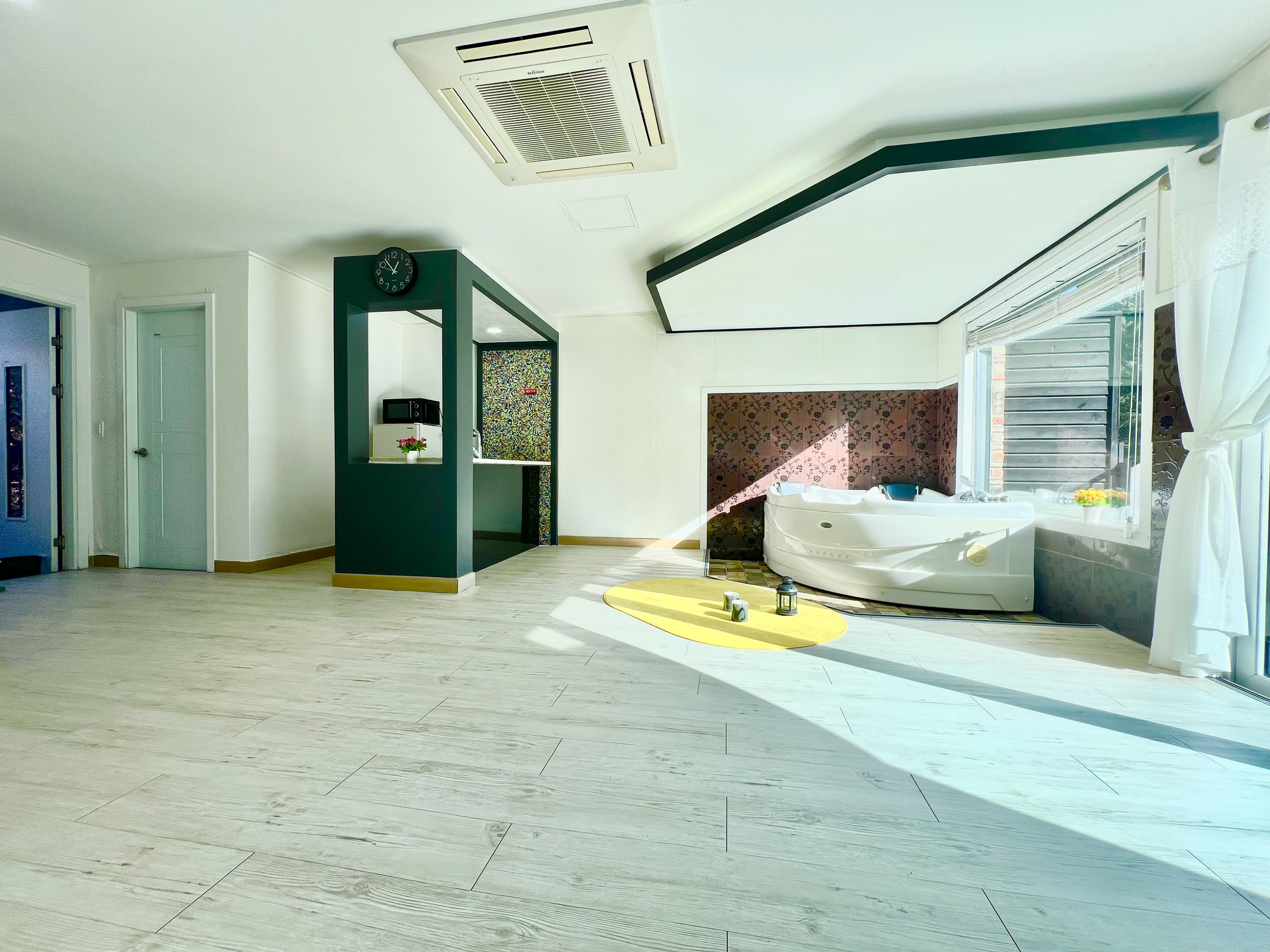 room detail thumbnail 2