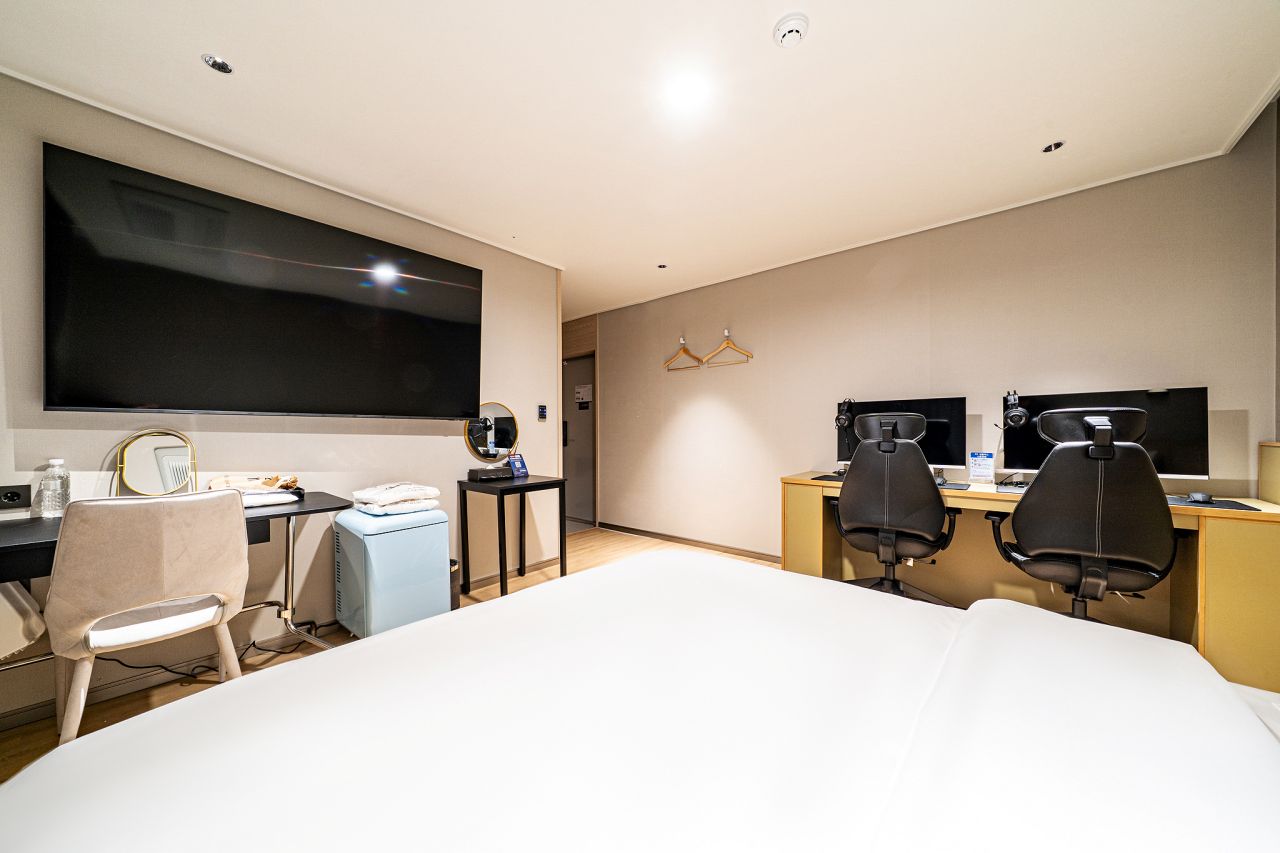 room detail thumbnail 2