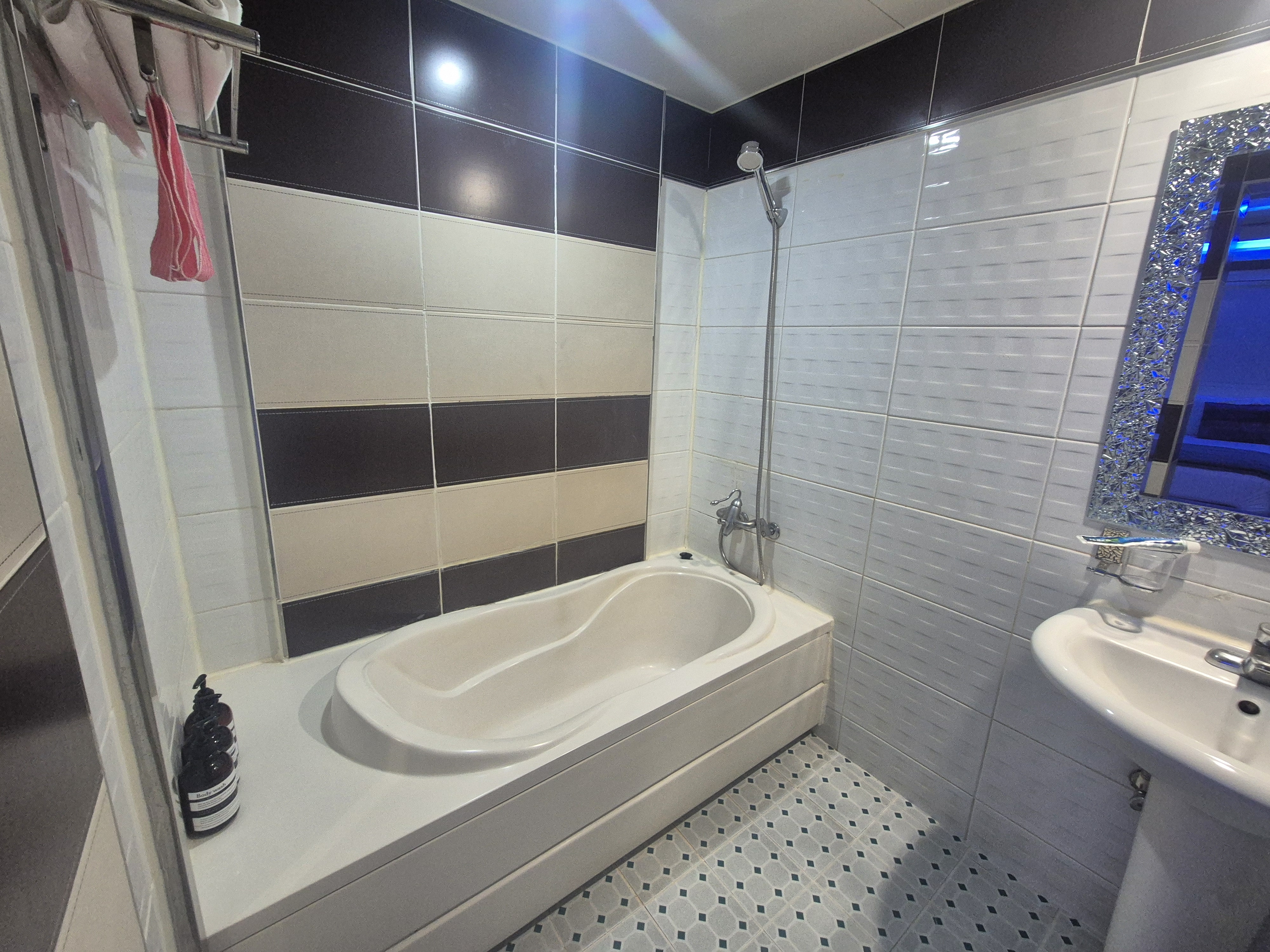 room detail thumbnail 2