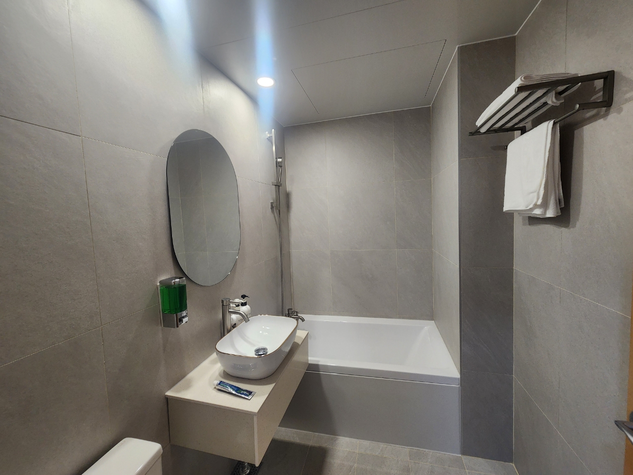 room detail thumbnail 1